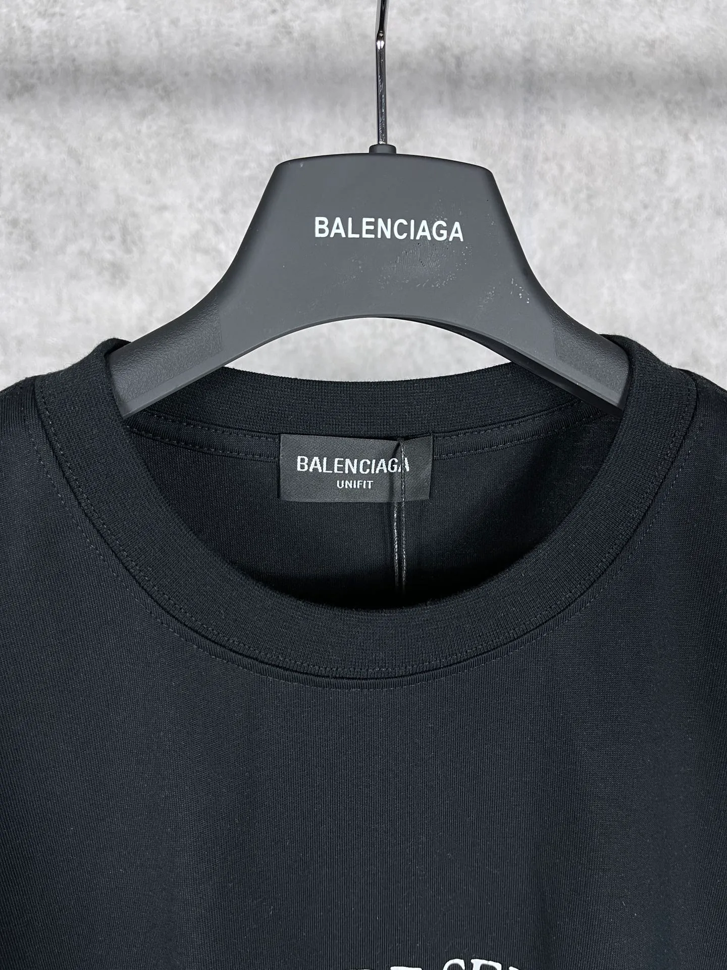 🅿️166 real photos [Top version. Official website quality] BALENCI*GA/Paris.1917 3D classic letter LOGO printed short-sleeved T-shirt. Brick cabinet synchronization. The fabric is made of Paris ZP custom-woven and dyed 100% cotton double yarn compact cotton. The weight is 260 grams, the cloth surface is clean. The cloth pattern is clear, soft and comfortable. The threads are dyed with no color difference. The classic pattern is printed with environmentally friendly imported materials, straight cracks and cracked glue. Precision printing screen, the letters are clear and the effect is three-dimensional. Different market currency, welcome to compare, the version adopts OS loose shoulder version. Same style for men and women Coding: BL223050 Color: black, white Size: XS S M L