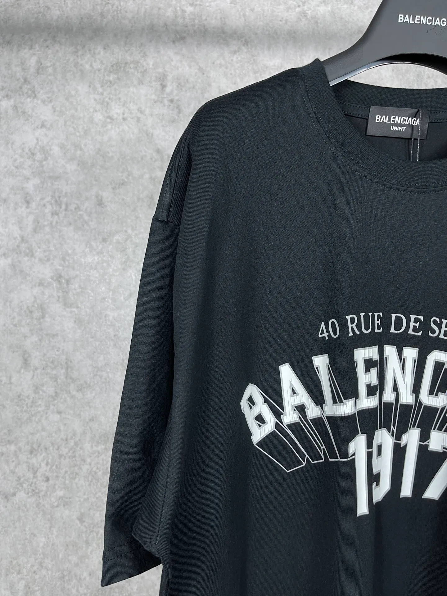 🅿️166 real photos [Top version. Official website quality] BALENCI*GA/Paris.1917 3D classic letter LOGO printed short-sleeved T-shirt. Brick cabinet synchronization. The fabric is made of Paris ZP custom-woven and dyed 100% cotton double yarn compact cotton. The weight is 260 grams, the cloth surface is clean. The cloth pattern is clear, soft and comfortable. The threads are dyed with no color difference. The classic pattern is printed with environmentally friendly imported materials, straight cracks and cracked glue. Precision printing screen, the letters are clear and the effect is three-dimensional. Different market currency, welcome to compare, the version adopts OS loose shoulder version. Same style for men and women Coding: BL223050 Color: black, white Size: XS S M L