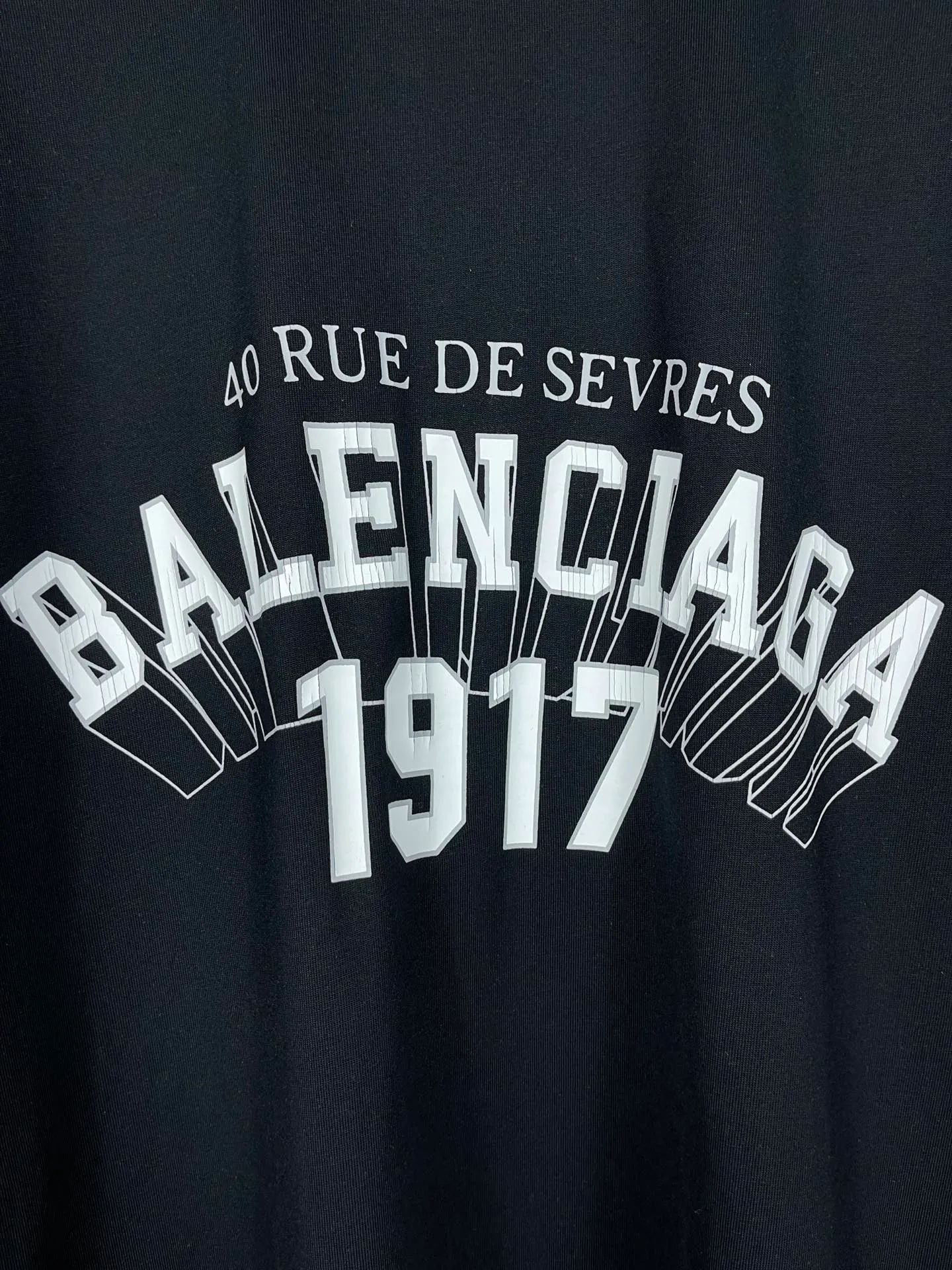 🅿️166 real photos [Top version. Official website quality] BALENCI*GA/Paris.1917 3D classic letter LOGO printed short-sleeved T-shirt. Brick cabinet synchronization. The fabric is made of Paris ZP custom-woven and dyed 100% cotton double yarn compact cotton. The weight is 260 grams, the cloth surface is clean. The cloth pattern is clear, soft and comfortable. The threads are dyed with no color difference. The classic pattern is printed with environmentally friendly imported materials, straight cracks and cracked glue. Precision printing screen, the letters are clear and the effect is three-dimensional. Different market currency, welcome to compare, the version adopts OS loose shoulder version. Same style for men and women Coding: BL223050 Color: black, white Size: XS S M L
