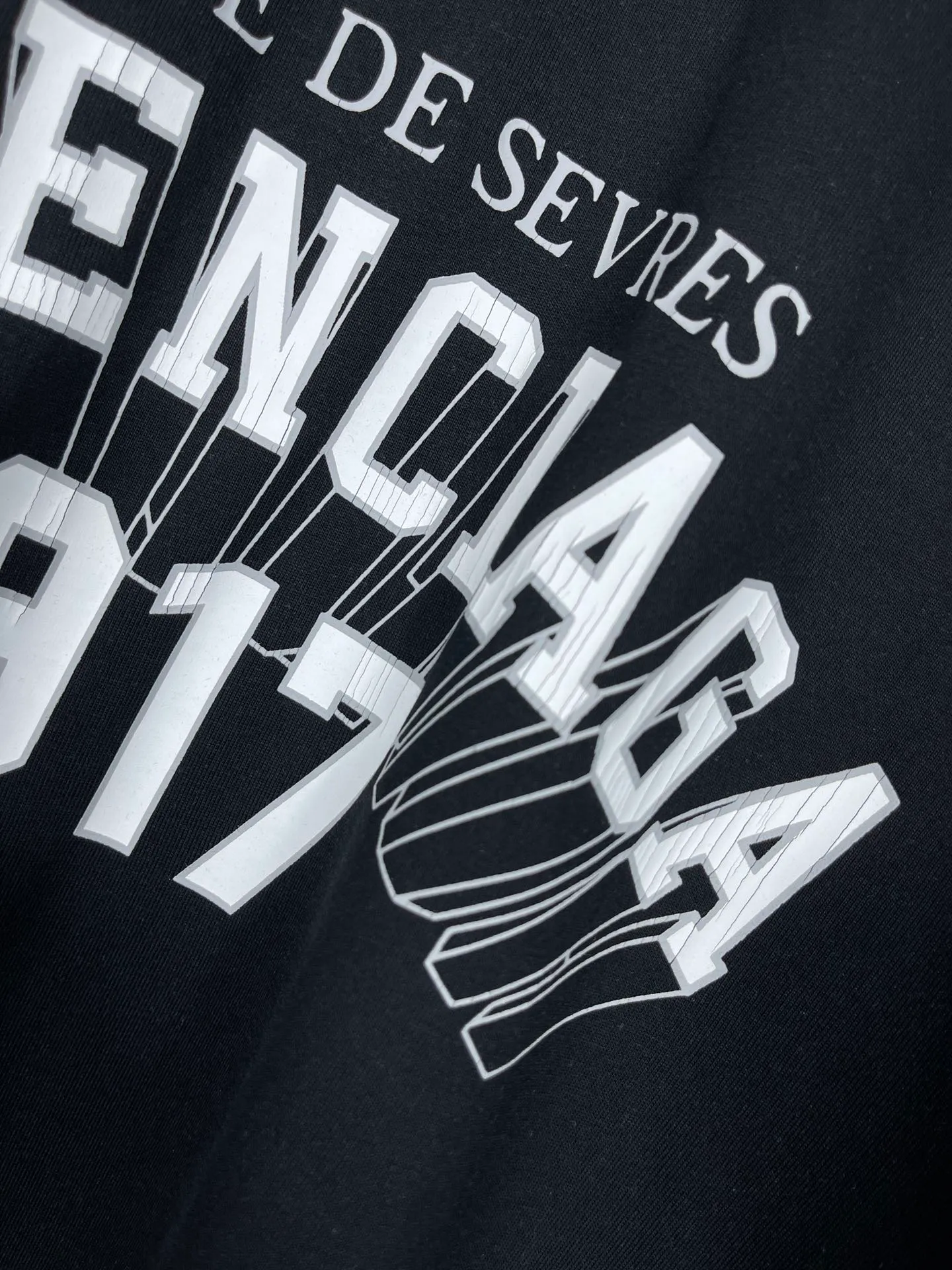 🅿️166 real photos [Top version. Official website quality] BALENCI*GA/Paris.1917 3D classic letter LOGO printed short-sleeved T-shirt. Brick cabinet synchronization. The fabric is made of Paris ZP custom-woven and dyed 100% cotton double yarn compact cotton. The weight is 260 grams, the cloth surface is clean. The cloth pattern is clear, soft and comfortable. The threads are dyed with no color difference. The classic pattern is printed with environmentally friendly imported materials, straight cracks and cracked glue. Precision printing screen, the letters are clear and the effect is three-dimensional. Different market currency, welcome to compare, the version adopts OS loose shoulder version. Same style for men and women Coding: BL223050 Color: black, white Size: XS S M L