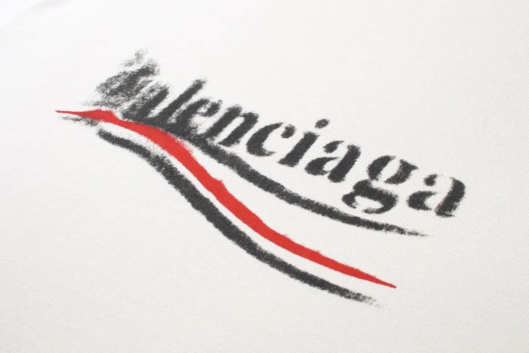 🅿️170 Detailed Pictures [Top version. Official website quality] BALENCI*GA/Paris. 2024 new classic letter LOGO printed graffiti short-sleeved T-shirt. Brick cabinets are synchronized. Genuine products are developed at the first time. All fabric colors are available. Printed Y boards are customized. Enjoy printing and comparison! The fabric is made of Paris ZP custom-woven and dyed cotton double yarn. Weighing 260 grams, the cloth surface is clean. The cloth pattern is clear, soft and comfortable. The threads are dyed with no color difference. The classic LOGO uses environmentally friendly imported materials to print graffiti, and the dot direct spray process creates a three-dimensional effect. Restore brick cabinets, adopt OS loose shoulder style. Same style for men and women. Code: BL223332 Color: black and blue, off-white, size: XS to L