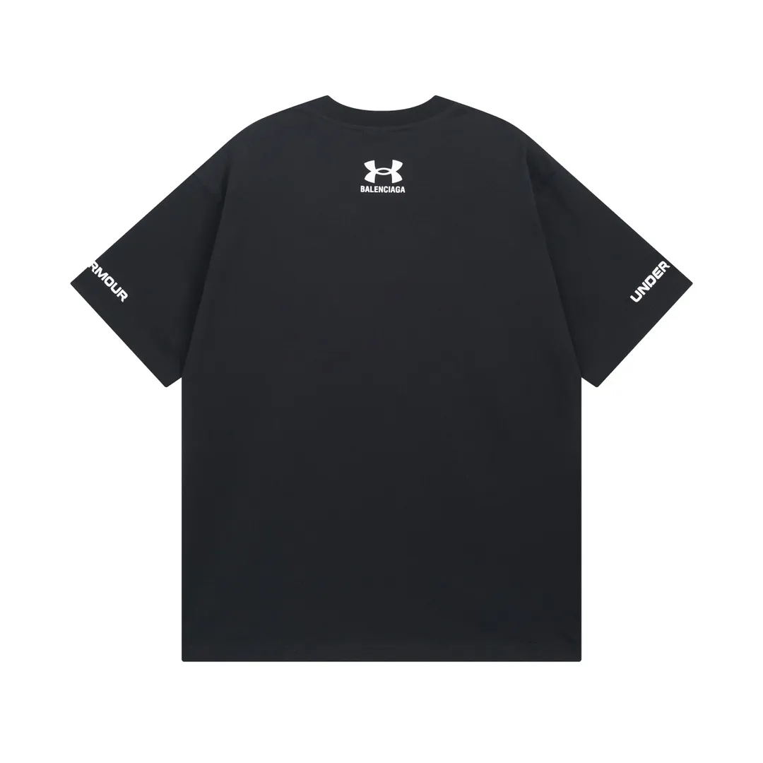🅿️170 real photos [Top version. Official website quality] BALENCI*GA/Paris joint Under Armor front and back left and right sleeve printed short-sleeved T-shirt # SS25 latest model. Research and development at the first time, different market currencies. Comparisons welcome. The fabric is made of Paris ZP custom-woven and dyed cotton double yarn. Weighing 260 grams, the cloth surface is clean. The cloth pattern is clear, soft and comfortable. The threads are dyed with no color difference. The classic LOGO pattern is printed using imported environmentally friendly glue. The letters are clear, three-dimensional and without burrs. Jubie market produces pictures based on pictures. Welcome to compare. The version adopts OS loose shoulder design. Same style for men and women. Code: BL253621 Color: Black Size: XS S M L