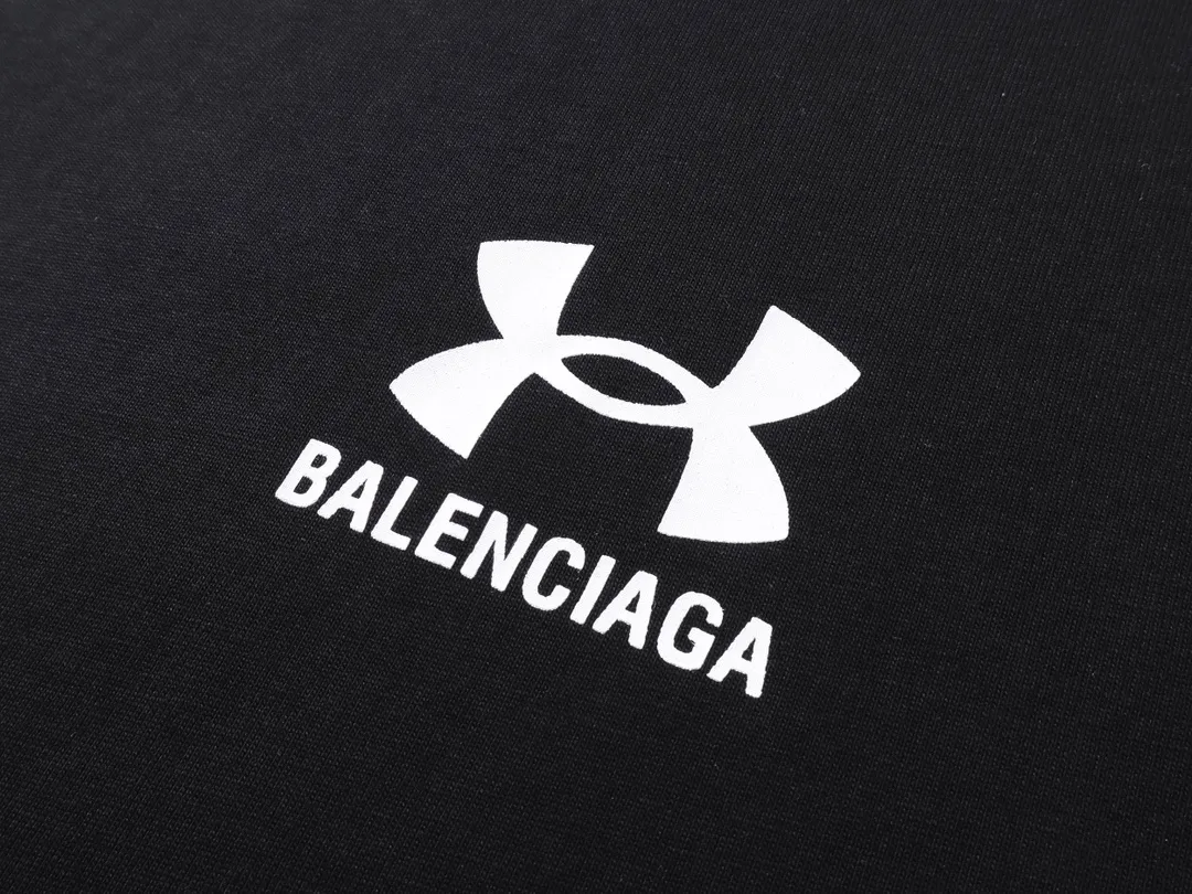 🅿️170 real photos [Top version. Official website quality] BALENCI*GA/Paris joint Under Armor front and back left and right sleeve printed short-sleeved T-shirt # SS25 latest model. Research and development at the first time, different market currencies. Comparisons welcome. The fabric is made of Paris ZP custom-woven and dyed cotton double yarn. Weighing 260 grams, the cloth surface is clean. The cloth pattern is clear, soft and comfortable. The threads are dyed with no color difference. The classic LOGO pattern is printed using imported environmentally friendly glue. The letters are clear, three-dimensional and without burrs. Jubie market produces pictures based on pictures. Welcome to compare. The version adopts OS loose shoulder design. Same style for men and women. Code: BL253621 Color: Black Size: XS S M L