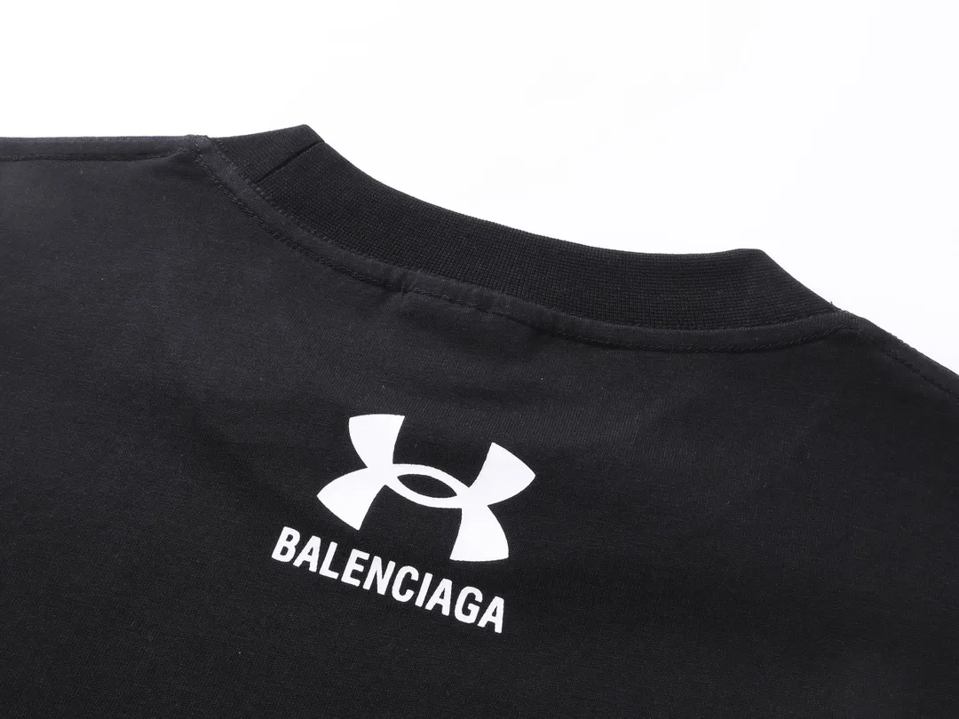 🅿️170 real photos [Top version. Official website quality] BALENCI*GA/Paris joint Under Armor front and back left and right sleeve printed short-sleeved T-shirt # SS25 latest model. Research and development at the first time, different market currencies. Comparisons welcome. The fabric is made of Paris ZP custom-woven and dyed cotton double yarn. Weighing 260 grams, the cloth surface is clean. The cloth pattern is clear, soft and comfortable. The threads are dyed with no color difference. The classic LOGO pattern is printed using imported environmentally friendly glue. The letters are clear, three-dimensional and without burrs. Jubie market produces pictures based on pictures. Welcome to compare. The version adopts OS loose shoulder design. Same style for men and women. Code: BL253621 Color: Black Size: XS S M L