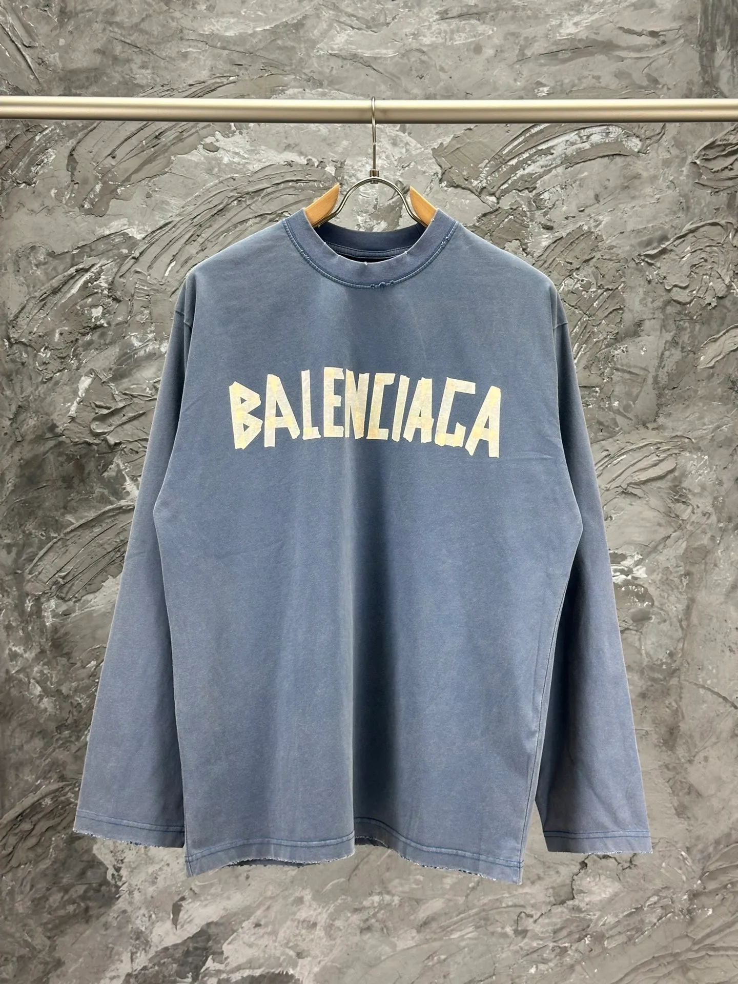 🅿️250 BALENCI*GA Paris tape series printed washed distressed long sleeves. The fabric is made of 280g Paris-specific double yarns*high weight 1:1 double yarn rib. The front and rear panels are made of imported Kornray machine direct-injection printing technology. Distressing + multi-position cutting and wear-making process. Two high-temperature shaping washes. os dropped shoulders and loose version. Same style for men and women -Color: off-white, iron gray, burgundy, green, black blue, fog blue -SIZE: XS S M L style number 8602#