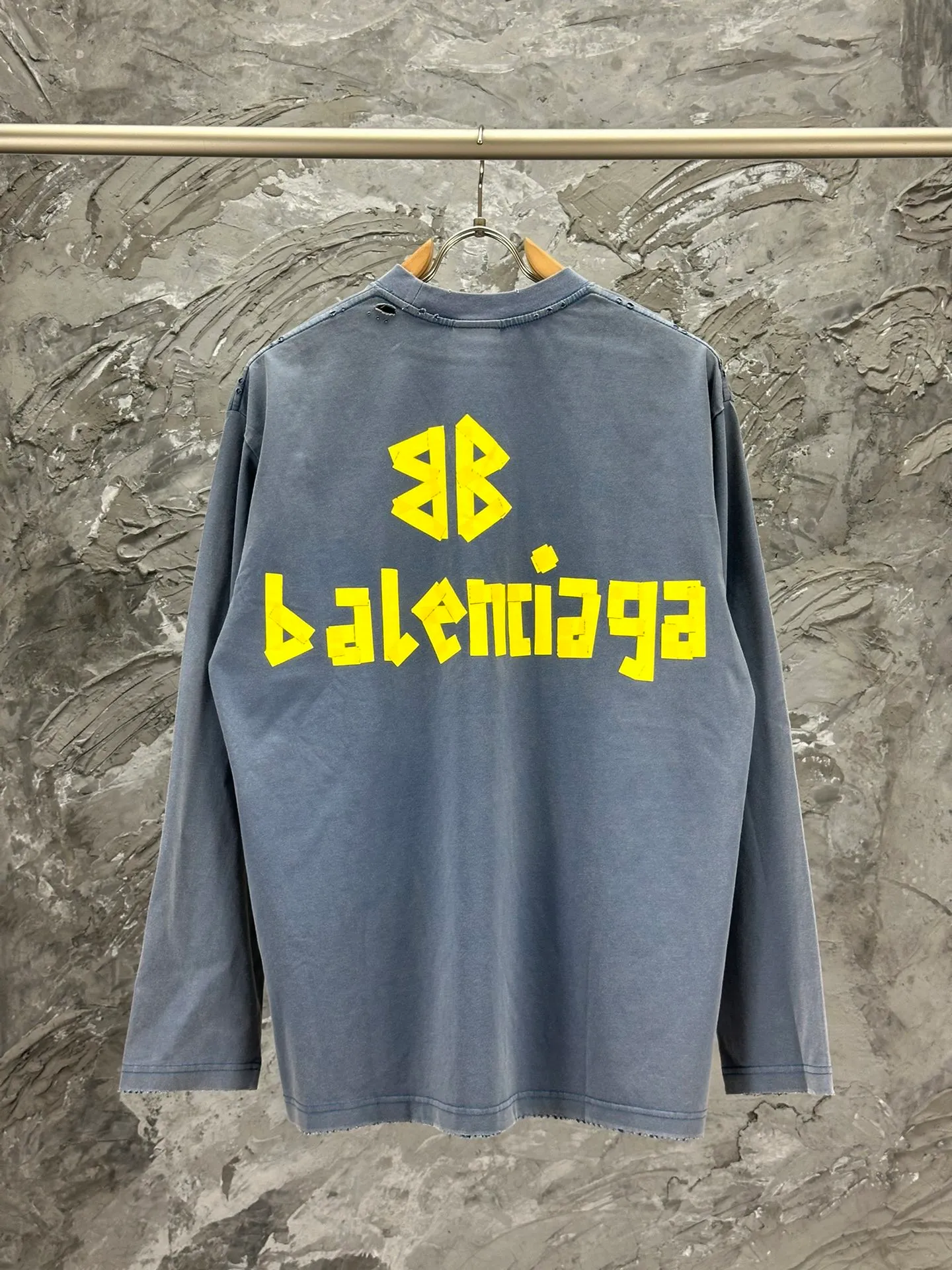 🅿️250 BALENCI*GA Paris tape series printed washed distressed long sleeves. The fabric is made of 280g Paris-specific double yarns*high weight 1:1 double yarn rib. The front and rear panels are made of imported Kornray machine direct-injection printing technology. Distressing + multi-position cutting and wear-making process. Two high-temperature shaping washes. os dropped shoulders and loose version. Same style for men and women -Color: off-white, iron gray, burgundy, green, black blue, fog blue -SIZE: XS S M L style number 8602#