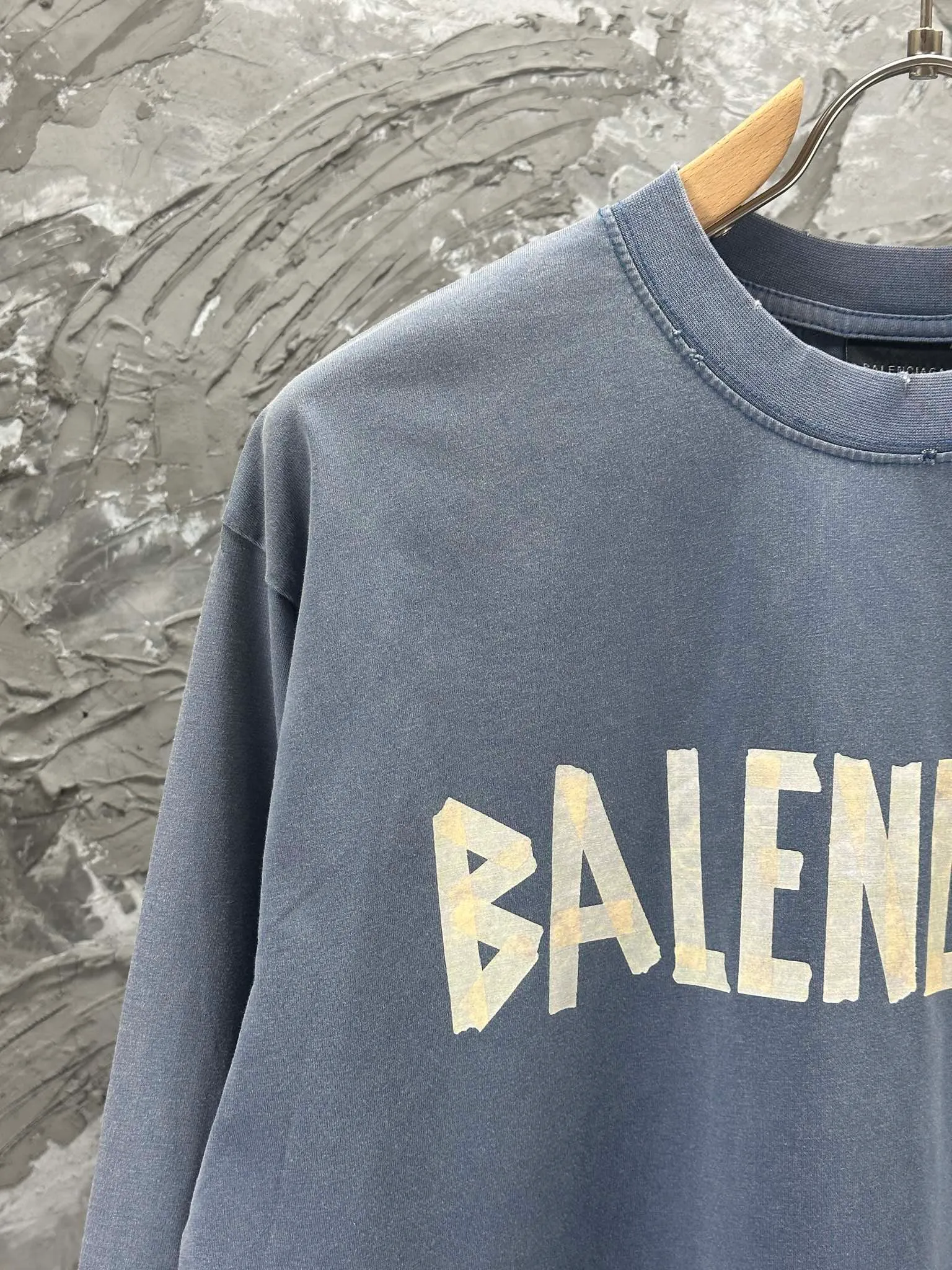 🅿️250 BALENCI*GA Paris tape series printed washed distressed long sleeves. The fabric is made of 280g Paris-specific double yarns*high weight 1:1 double yarn rib. The front and rear panels are made of imported Kornray machine direct-injection printing technology. Distressing + multi-position cutting and wear-making process. Two high-temperature shaping washes. os dropped shoulders and loose version. Same style for men and women -Color: off-white, iron gray, burgundy, green, black blue, fog blue -SIZE: XS S M L style number 8602#
