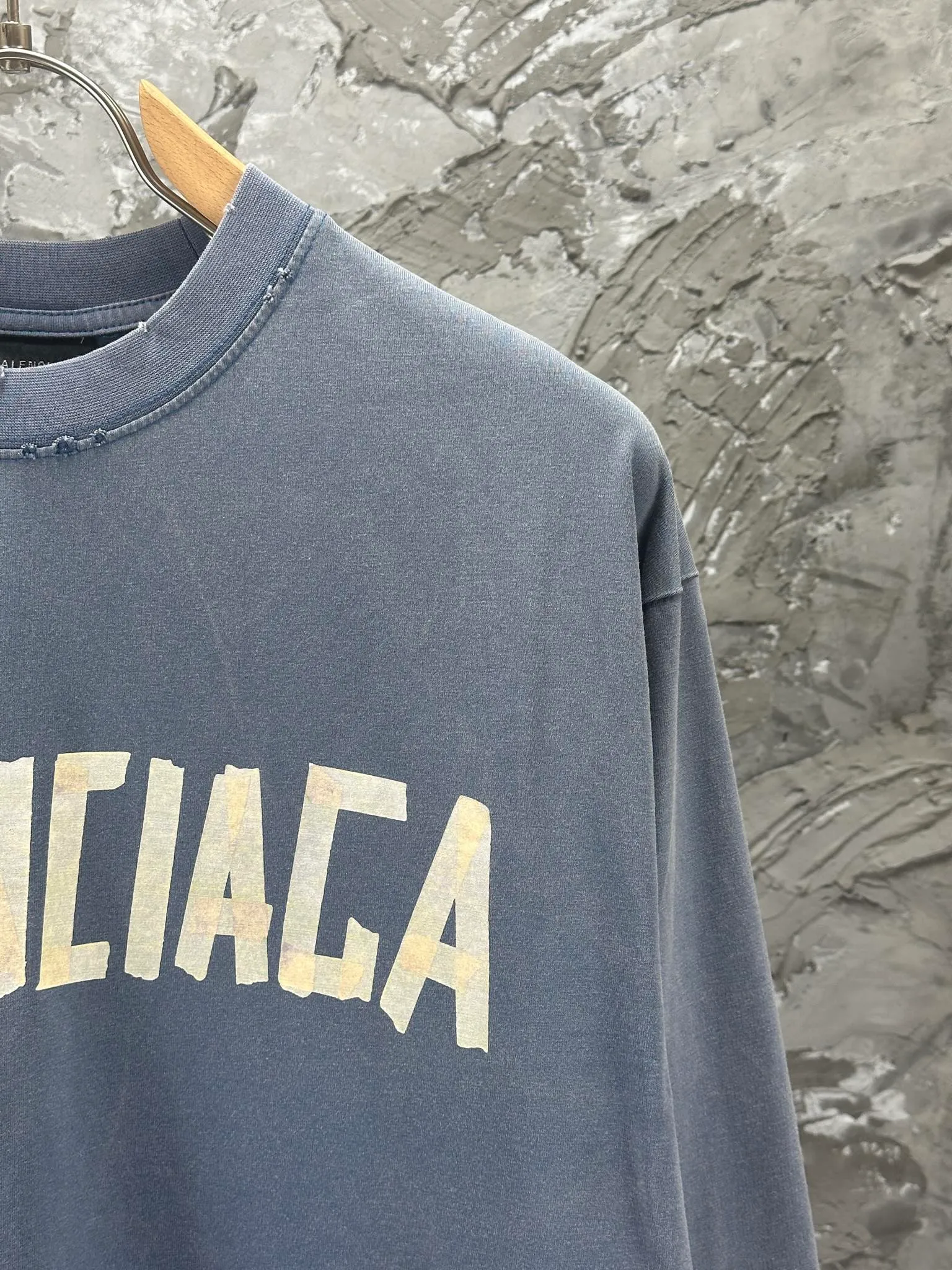 🅿️250 BALENCI*GA Paris tape series printed washed distressed long sleeves. The fabric is made of 280g Paris-specific double yarns*high weight 1:1 double yarn rib. The front and rear panels are made of imported Kornray machine direct-injection printing technology. Distressing + multi-position cutting and wear-making process. Two high-temperature shaping washes. os dropped shoulders and loose version. Same style for men and women -Color: off-white, iron gray, burgundy, green, black blue, fog blue -SIZE: XS S M L style number 8602#
