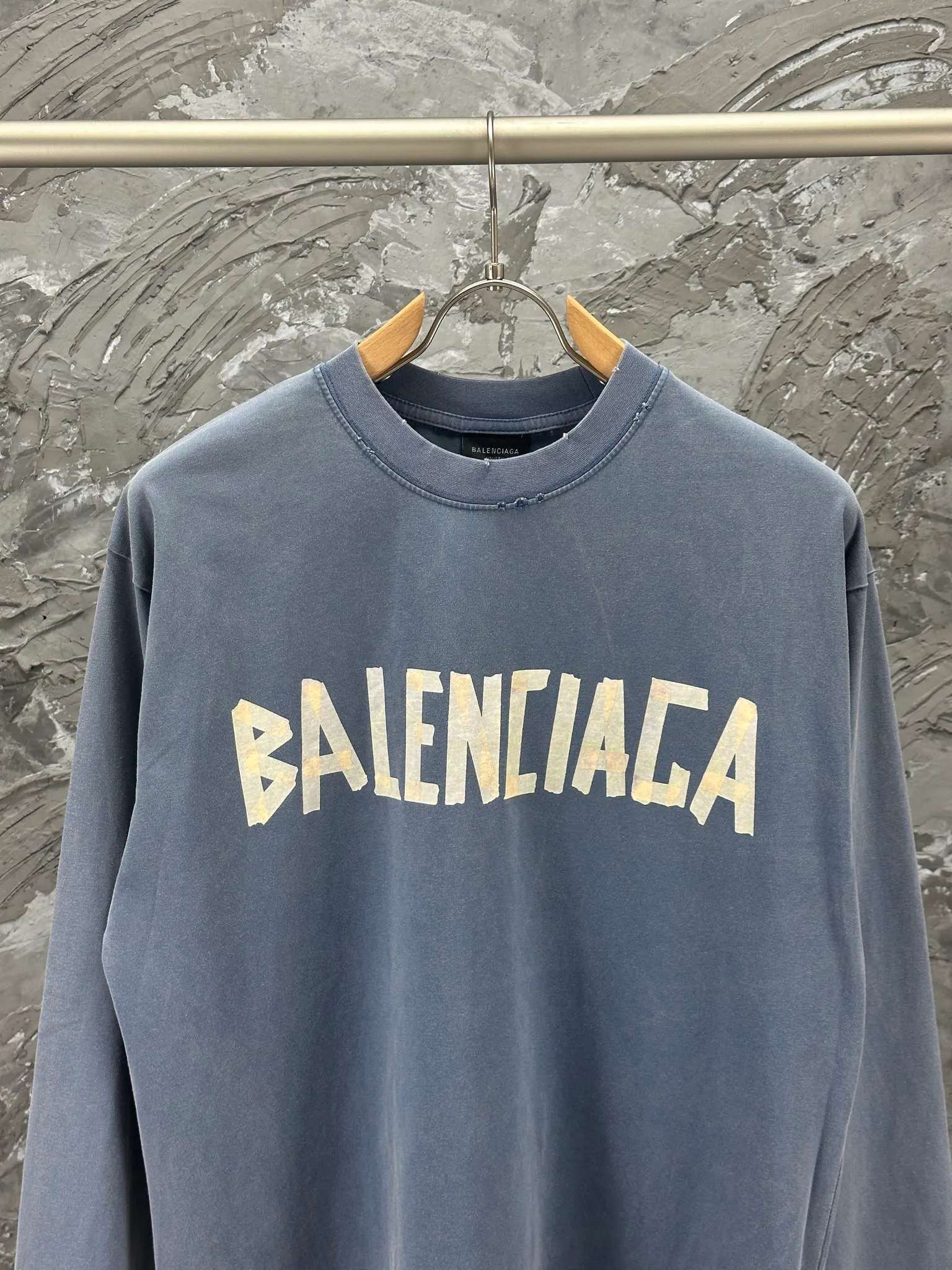 🅿️250 BALENCI*GA Paris tape series printed washed distressed long sleeves. The fabric is made of 280g Paris-specific double yarns*high weight 1:1 double yarn rib. The front and rear panels are made of imported Kornray machine direct-injection printing technology. Distressing + multi-position cutting and wear-making process. Two high-temperature shaping washes. os dropped shoulders and loose version. Same style for men and women -Color: off-white, iron gray, burgundy, green, black blue, fog blue -SIZE: XS S M L style number 8602#