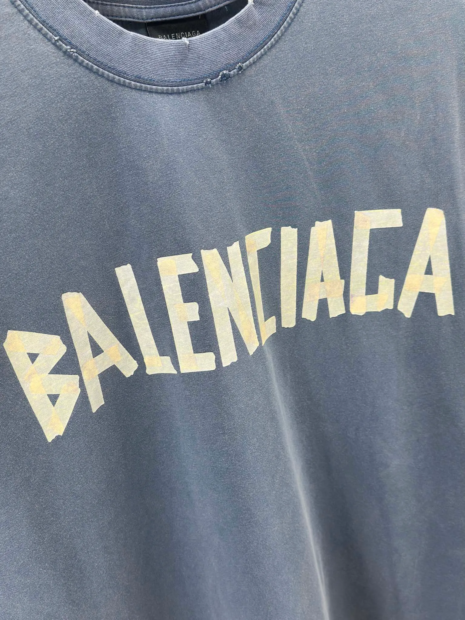 🅿️250 BALENCI*GA Paris tape series printed washed distressed long sleeves. The fabric is made of 280g Paris-specific double yarns*high weight 1:1 double yarn rib. The front and rear panels are made of imported Kornray machine direct-injection printing technology. Distressing + multi-position cutting and wear-making process. Two high-temperature shaping washes. os dropped shoulders and loose version. Same style for men and women -Color: off-white, iron gray, burgundy, green, black blue, fog blue -SIZE: XS S M L style number 8602#