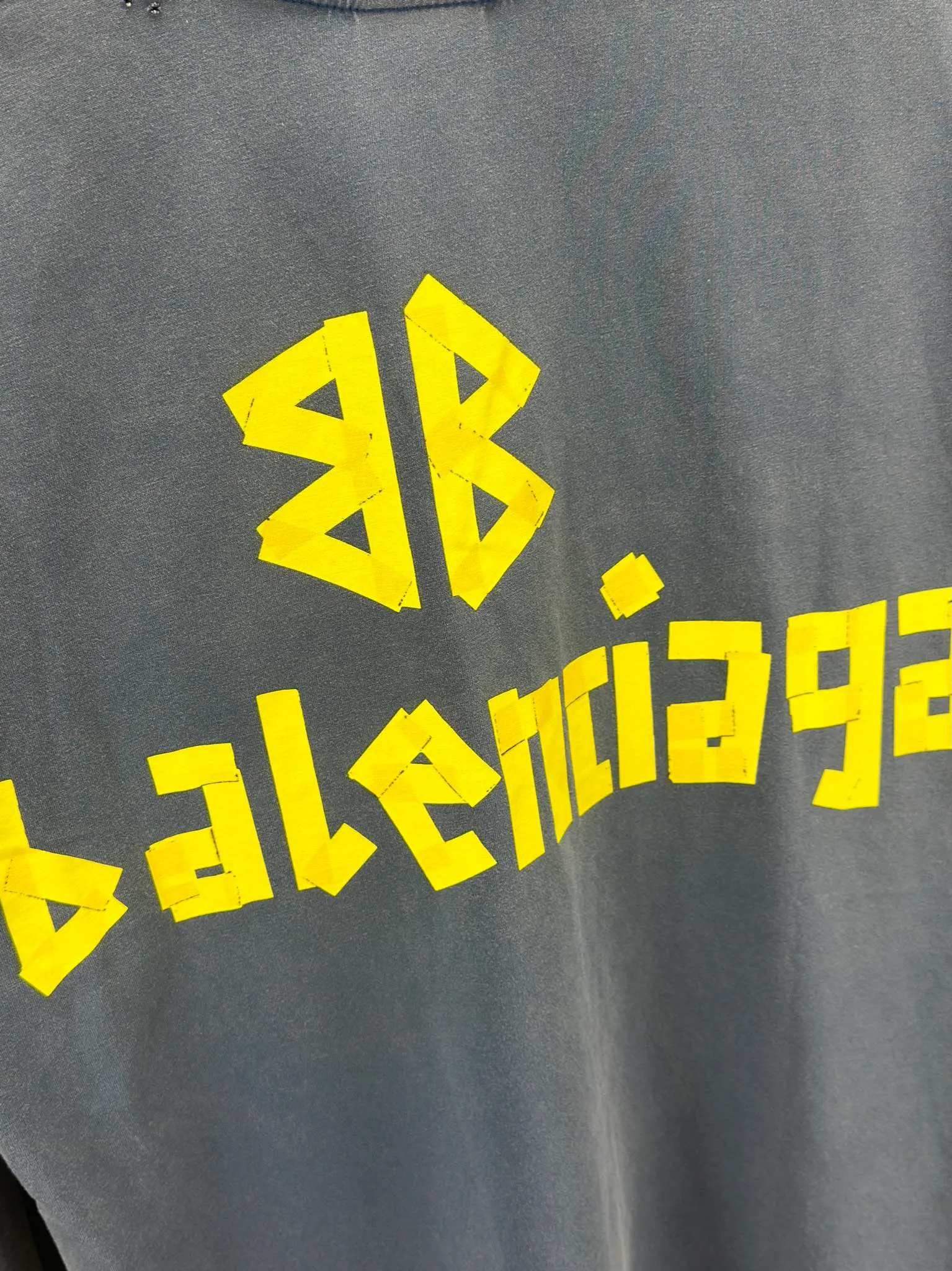 🅿️250 BALENCI*GA Paris tape series printed washed distressed long sleeves. The fabric is made of 280g Paris-specific double yarns*high weight 1:1 double yarn rib. The front and rear panels are made of imported Kornray machine direct-injection printing technology. Distressing + multi-position cutting and wear-making process. Two high-temperature shaping washes. os dropped shoulders and loose version. Same style for men and women -Color: off-white, iron gray, burgundy, green, black blue, fog blue -SIZE: XS S M L style number 8602#