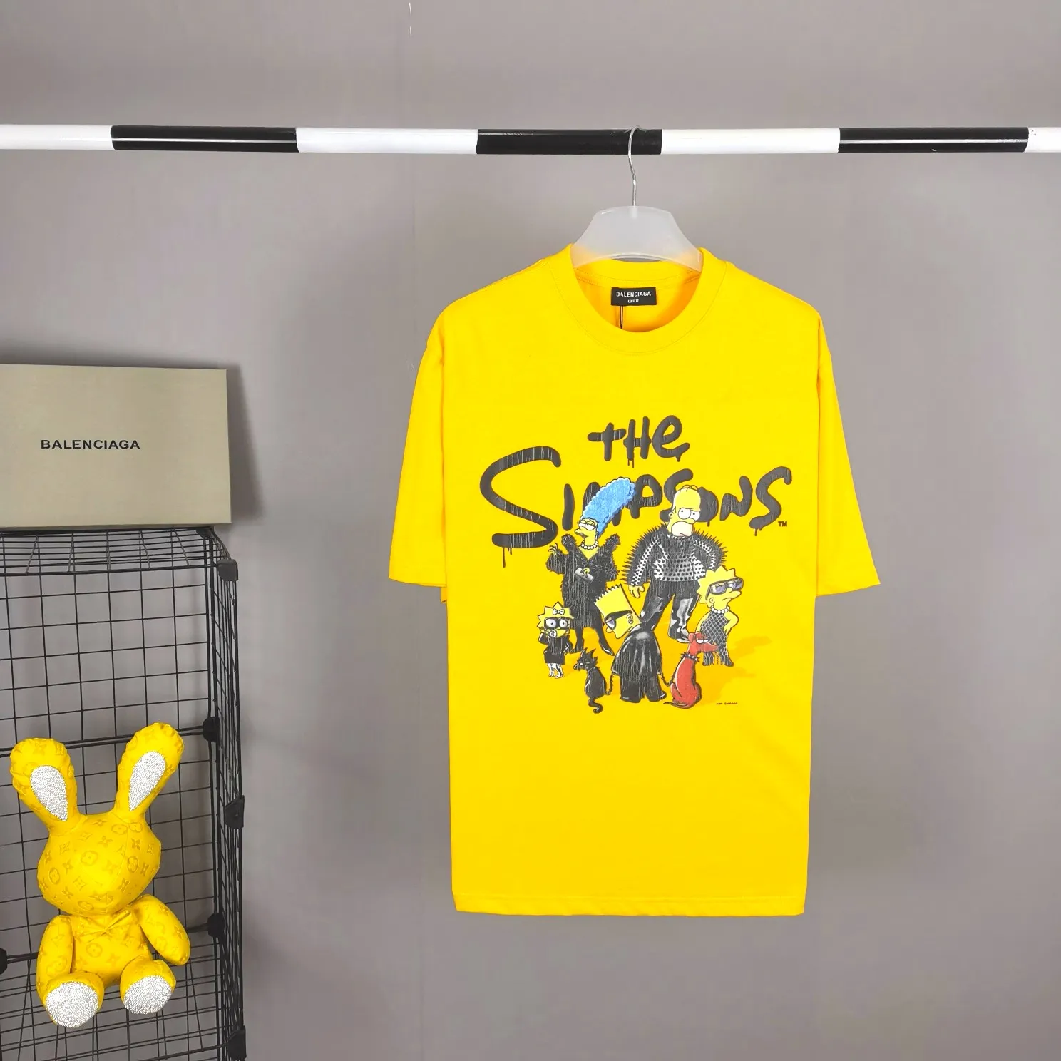 The new top-notch proven version, Balenciaga BALENCIAGA The Simpsons cartoon pattern burst pattern pure cotton loose loose short-sleeved T-shirt for men and women couples, the process uses Kangli printing cracking effect. The front panel printing glue bursting effect uses imported transparent slurry to scrape the bottom to make the printing bursting feel uniform. (PS: If this process is missing, the printing will easily fall off in large areas after cracking.) The embroidery at the hem uses a Tajima embroidery machine imported from Japan, which makes the size and spacing of the letters even, and the hollows of the letters will not be filled. Precise craftsmanship, full of details. The fabric is made of 24S 260g double yarn cotton fabric, brand new, washed, and labeled. Genuine products are consistent and synchronized, and coded authentic products are consistent and synchronized. Top tested version, accurate and flawless.  Color: Black White Yellow Blue Size: XS-L P:260