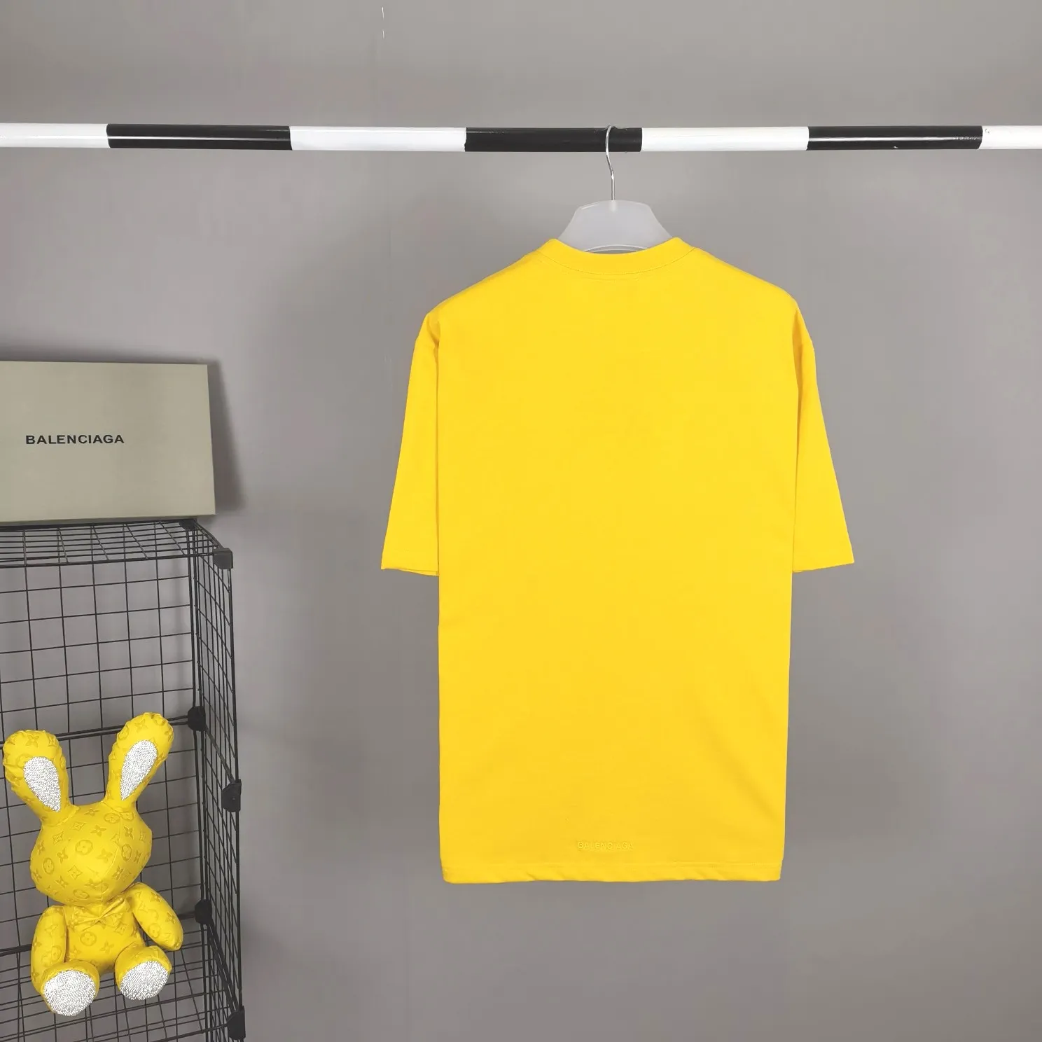 The new top-notch proven version, Balenciaga BALENCIAGA The Simpsons cartoon pattern burst pattern pure cotton loose loose short-sleeved T-shirt for men and women couples, the process uses Kangli printing cracking effect. The front panel printing glue bursting effect uses imported transparent slurry to scrape the bottom to make the printing bursting feel uniform. (PS: If this process is missing, the printing will easily fall off in large areas after cracking.) The embroidery at the hem uses a Tajima embroidery machine imported from Japan, which makes the size and spacing of the letters even, and the hollows of the letters will not be filled. Precise craftsmanship, full of details. The fabric is made of 24S 260g double yarn cotton fabric, brand new, washed, and labeled. Genuine products are consistent and synchronized, and coded authentic products are consistent and synchronized. Top tested version, accurate and flawless.  Color: Black White Yellow Blue Size: XS-L P:260