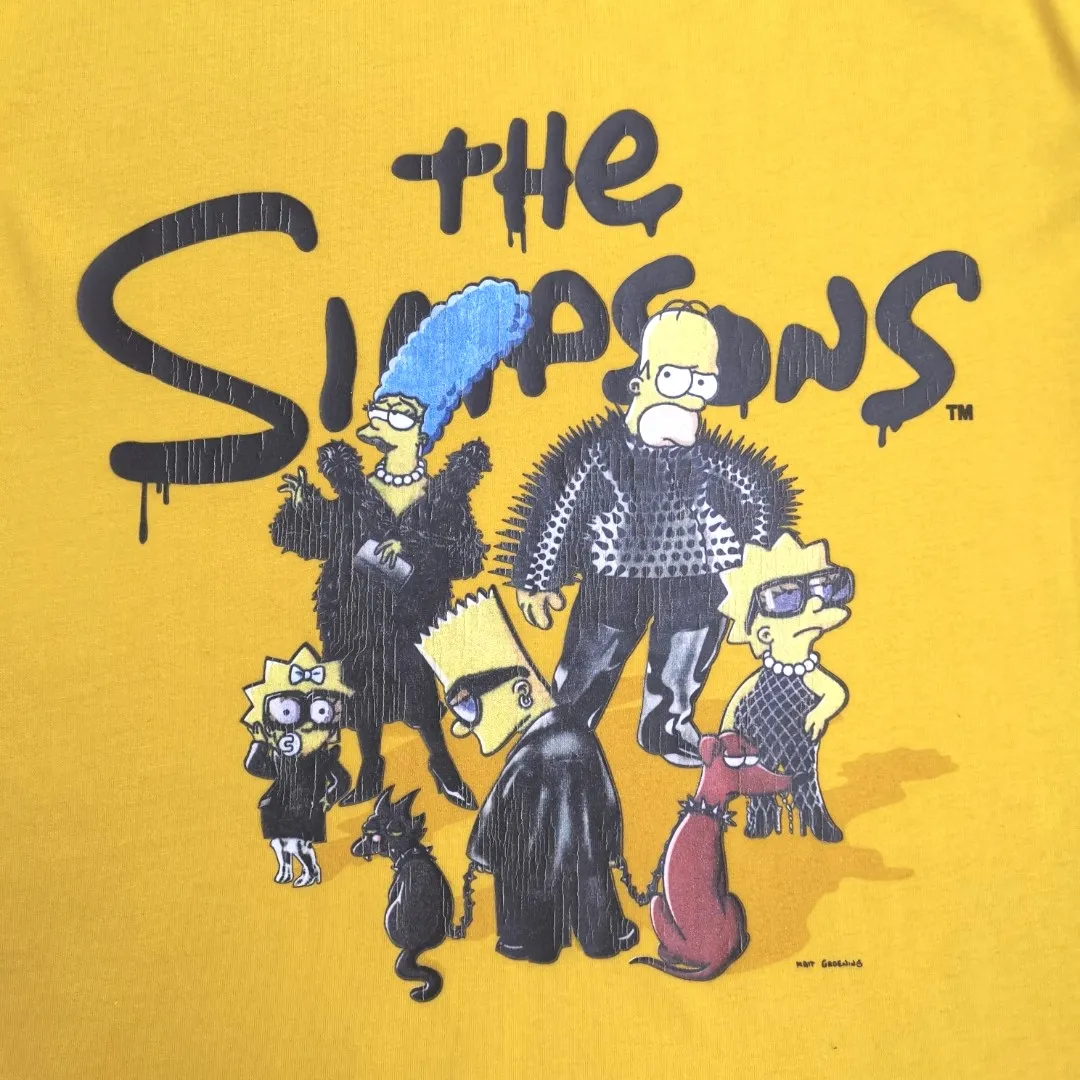 The new top-notch proven version, Balenciaga BALENCIAGA The Simpsons cartoon pattern burst pattern pure cotton loose loose short-sleeved T-shirt for men and women couples, the process uses Kangli printing cracking effect. The front panel printing glue bursting effect uses imported transparent slurry to scrape the bottom to make the printing bursting feel uniform. (PS: If this process is missing, the printing will easily fall off in large areas after cracking.) The embroidery at the hem uses a Tajima embroidery machine imported from Japan, which makes the size and spacing of the letters even, and the hollows of the letters will not be filled. Precise craftsmanship, full of details. The fabric is made of 24S 260g double yarn cotton fabric, brand new, washed, and labeled. Genuine products are consistent and synchronized, and coded authentic products are consistent and synchronized. Top tested version, accurate and flawless.  Color: Black White Yellow Blue Size: XS-L P:260