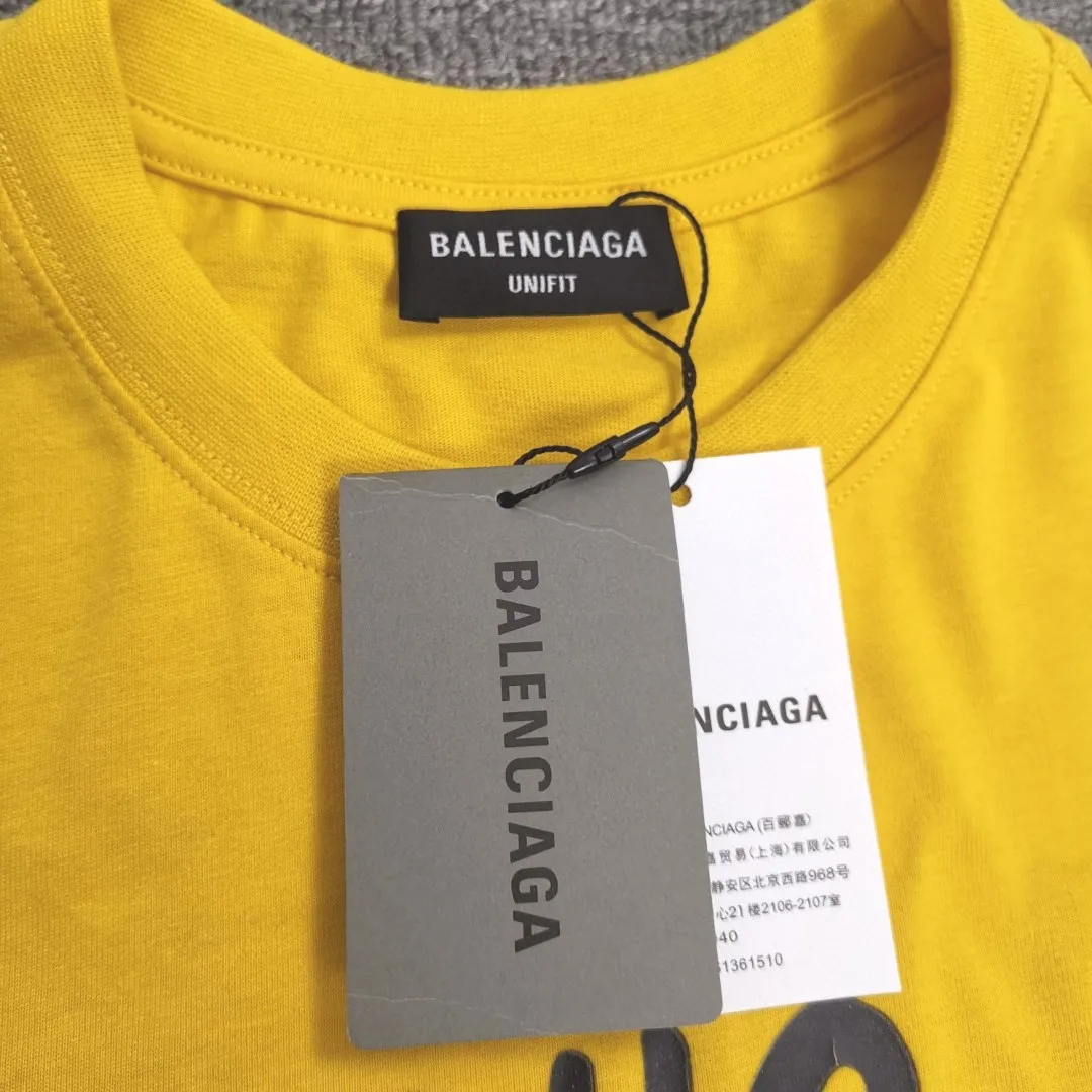 The new top-notch proven version, Balenciaga BALENCIAGA The Simpsons cartoon pattern burst pattern pure cotton loose loose short-sleeved T-shirt for men and women couples, the process uses Kangli printing cracking effect. The front panel printing glue bursting effect uses imported transparent slurry to scrape the bottom to make the printing bursting feel uniform. (PS: If this process is missing, the printing will easily fall off in large areas after cracking.) The embroidery at the hem uses a Tajima embroidery machine imported from Japan, which makes the size and spacing of the letters even, and the hollows of the letters will not be filled. Precise craftsmanship, full of details. The fabric is made of 24S 260g double yarn cotton fabric, brand new, washed, and labeled. Genuine products are consistent and synchronized, and coded authentic products are consistent and synchronized. Top tested version, accurate and flawless.  Color: Black White Yellow Blue Size: XS-L P:260