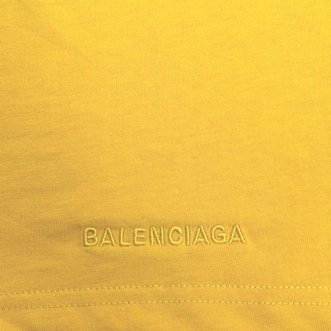 The new top-notch proven version, Balenciaga BALENCIAGA The Simpsons cartoon pattern burst pattern pure cotton loose loose short-sleeved T-shirt for men and women couples, the process uses Kangli printing cracking effect. The front panel printing glue bursting effect uses imported transparent slurry to scrape the bottom to make the printing bursting feel uniform. (PS: If this process is missing, the printing will easily fall off in large areas after cracking.) The embroidery at the hem uses a Tajima embroidery machine imported from Japan, which makes the size and spacing of the letters even, and the hollows of the letters will not be filled. Precise craftsmanship, full of details. The fabric is made of 24S 260g double yarn cotton fabric, brand new, washed, and labeled. Genuine products are consistent and synchronized, and coded authentic products are consistent and synchronized. Top tested version, accurate and flawless.  Color: Black White Yellow Blue Size: XS-L P:260