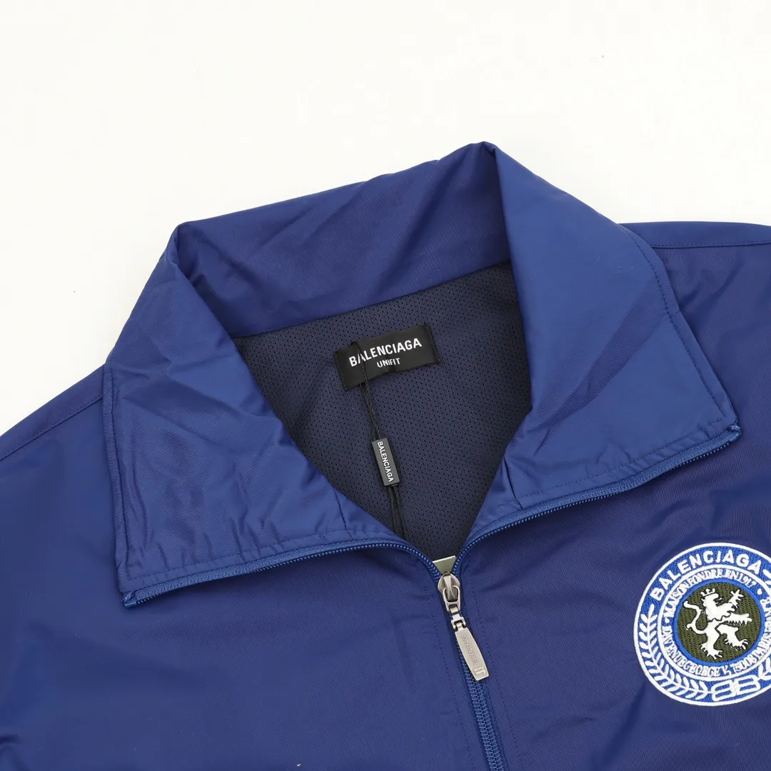 🅿️570 Balenciaga/Balenciaga spliced logo jacket is made of customized matt Taslan professional fabric, plus three-proof coating process, Teflon anti-fouling treatment, anti-oil stain and easy to clean, polyester high-density bird's eye mesh lining, three-dimensional circulation breathable structure, quick moisture export, anti-static treatment, more comfortable to wear in autumn and winter, imported environmentally friendly glue screen printing, custom hardware zipper double puller LOGO, custom accessories three labels Size: XS-L
