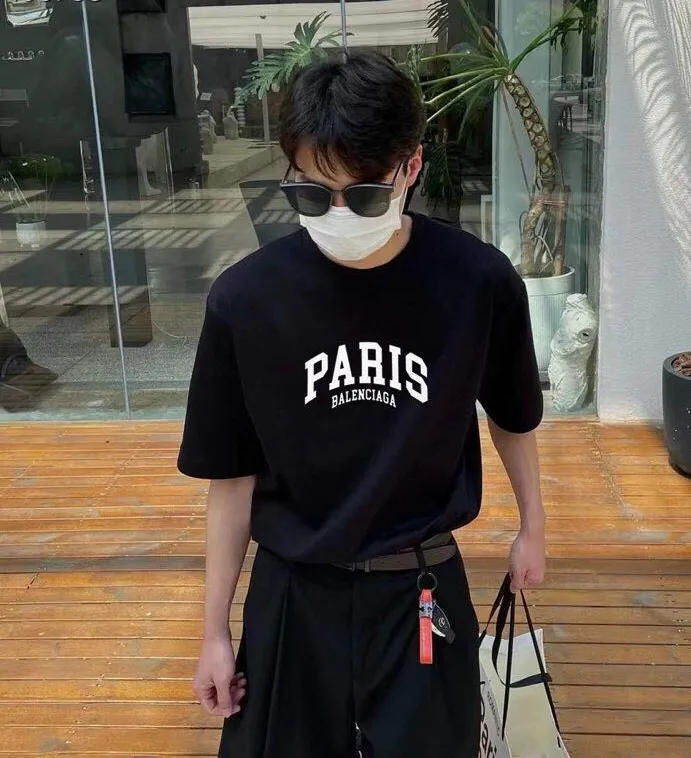 ♻️💯Refer to the model picture for the upper body❤️Balenciaga PARIS print on the chest, the same style pure cotton short-sleeved T-shirt for male and female couples stars. The fabric is made of 32S 260g combed cotton fabric, which is full of drape, comfortable and breathable. The printing is made of imported thick paste from the printing elliptical machine. It is full of thickness and restores the original printing thickness. The overall printing has no edging. Large products come with three standards + size sticker + dustproof paper with logo. Size: Xs-L. Color: White, Black, Pink. P: 240.