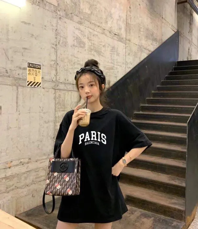 ♻️💯Refer to the model picture for the upper body❤️Balenciaga PARIS print on the chest, the same style pure cotton short-sleeved T-shirt for male and female couples stars. The fabric is made of 32S 260g combed cotton fabric, which is full of drape, comfortable and breathable. The printing is made of imported thick paste from the printing elliptical machine. It is full of thickness and restores the original printing thickness. The overall printing has no edging. Large products come with three standards + size sticker + dustproof paper with logo. Size: Xs-L. Color: White, Black, Pink. P: 240.