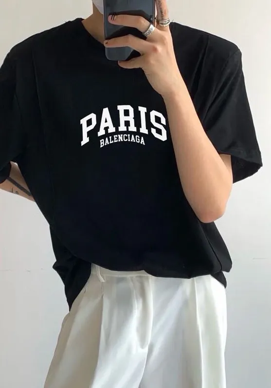 ♻️💯Refer to the model picture for the upper body❤️Balenciaga PARIS print on the chest, the same style pure cotton short-sleeved T-shirt for male and female couples stars. The fabric is made of 32S 260g combed cotton fabric, which is full of drape, comfortable and breathable. The printing is made of imported thick paste from the printing elliptical machine. It is full of thickness and restores the original printing thickness. The overall printing has no edging. Large products come with three standards + size sticker + dustproof paper with logo. Size: Xs-L. Color: White, Black, Pink. P: 240.