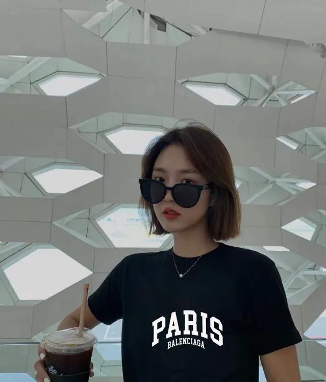 ♻️💯Refer to the model picture for the upper body❤️Balenciaga PARIS print on the chest, the same style pure cotton short-sleeved T-shirt for male and female couples stars. The fabric is made of 32S 260g combed cotton fabric, which is full of drape, comfortable and breathable. The printing is made of imported thick paste from the printing elliptical machine. It is full of thickness and restores the original printing thickness. The overall printing has no edging. Large products come with three standards + size sticker + dustproof paper with logo. Size: Xs-L. Color: White, Black, Pink. P: 240.