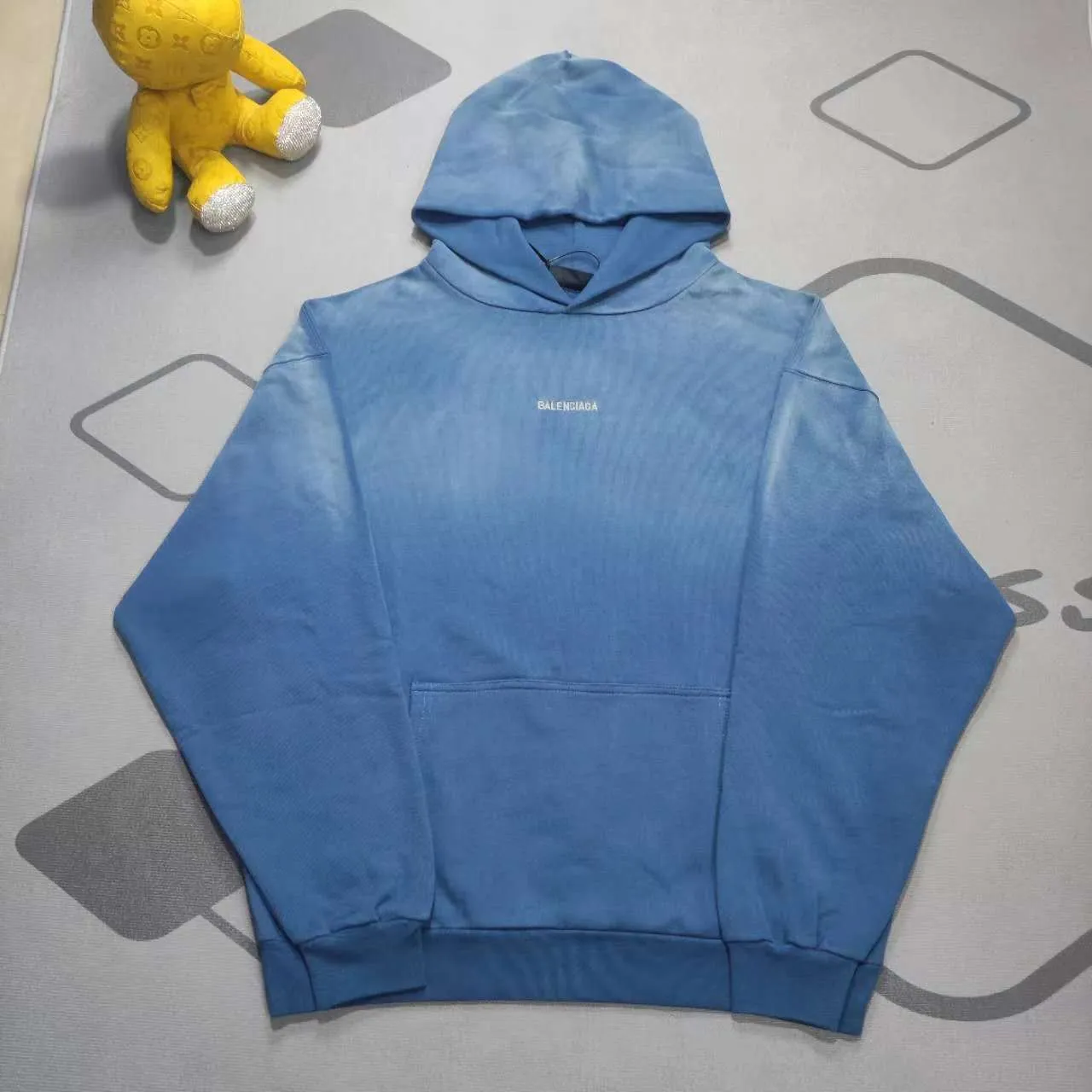 Top tested version - BALENCIAGA - Paris' new gradient color series, hooded sweatshirt with embroidered letter logo on the front and back, exclusive logo letter pattern on the front and back, heavy craftsmanship, simple but not simple, original development of custom-woven fabrics, using a specific weight of 480g, process washing treatment, spray horse process, not easy to deform, soft texture, full of thickness, highly restored, imported Tajima machine heavy industry high-density embroidery on the chest, fine embroidery, three-dimensional effect, clear lines, no rough edges and miscellaneous threads Ultra-high craftsmanship embroidery, very high fullness, obvious concave and convex texture, OS dropped shoulders, loose version, same style for men and women, color: lavender, gradient blue, size: XS--L P:480
