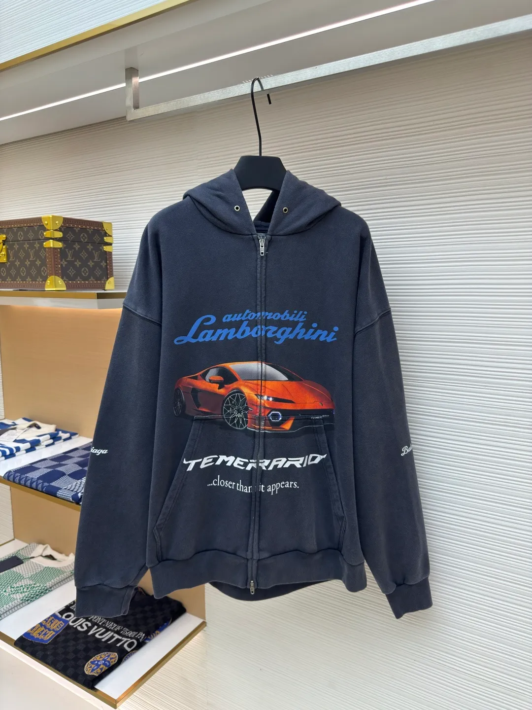 Balenciaga Lambo zipper guard ●Authentic product: purchased and developed for 11000 ●Item number: 1680057-B90 ●Fabric: Thickened terry sweatshirt fabric ●Technology: Printed and washed ●Version: Loose version ●Weight: about 1050 grams ●Size: XS-S-M-L ●Description: The fabric is made of 32-count thickened terry sweatshirt fabric with a weight of 460g and matching 1X1 combed cotton double yarn thread of 420g. The printing adopts the elliptical machine direct injection process, infrared left and right positioning without error, 7 sets of cutting pieces are positioned, the left and right pieces and pockets are hand-aligned and spliced ​​by masters with more than ten years of experience, the error does not exceed 0.03, the double-headed antique Qiang color double-headed zipper is custom-made, and the finished clothes are washed and aged until they become lint-free, making them soft and comfortable. Specific three-label washable hangtag. The overall wiring is straight and delicate, the fabric is comfortable and soft, and the color is consistent without color difference. It can be matched with the same style to create a fashionable look and control various occasions. Customized accessories, complete with three standards, same style for men and women!