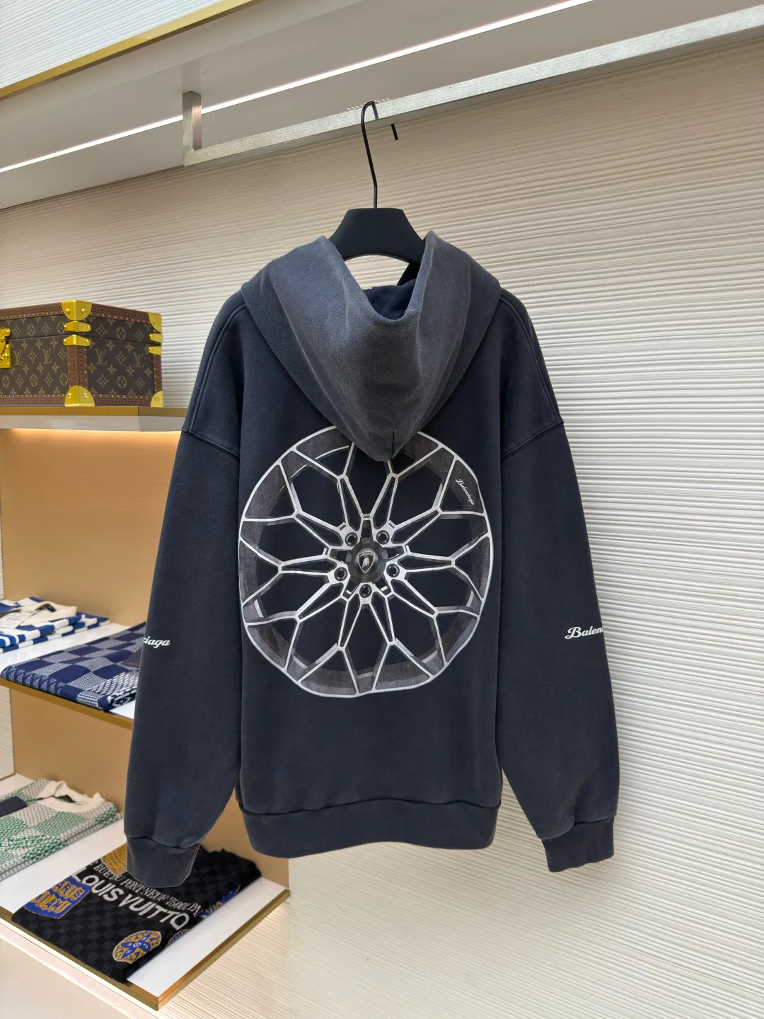 Balenciaga Lambo zipper guard ●Authentic product: purchased and developed for 11000 ●Item number: 1680057-B90 ●Fabric: Thickened terry sweatshirt fabric ●Technology: Printed and washed ●Version: Loose version ●Weight: about 1050 grams ●Size: XS-S-M-L ●Description: The fabric is made of 32-count thickened terry sweatshirt fabric with a weight of 460g and matching 1X1 combed cotton double yarn thread of 420g. The printing adopts the elliptical machine direct injection process, infrared left and right positioning without error, 7 sets of cutting pieces are positioned, the left and right pieces and pockets are hand-aligned and spliced ​​by masters with more than ten years of experience, the error does not exceed 0.03, the double-headed antique Qiang color double-headed zipper is custom-made, and the finished clothes are washed and aged until they become lint-free, making them soft and comfortable. Specific three-label washable hangtag. The overall wiring is straight and delicate, the fabric is comfortable and soft, and the color is consistent without color difference. It can be matched with the same style to create a fashionable look and control various occasions. Customized accessories, complete with three standards, same style for men and women!