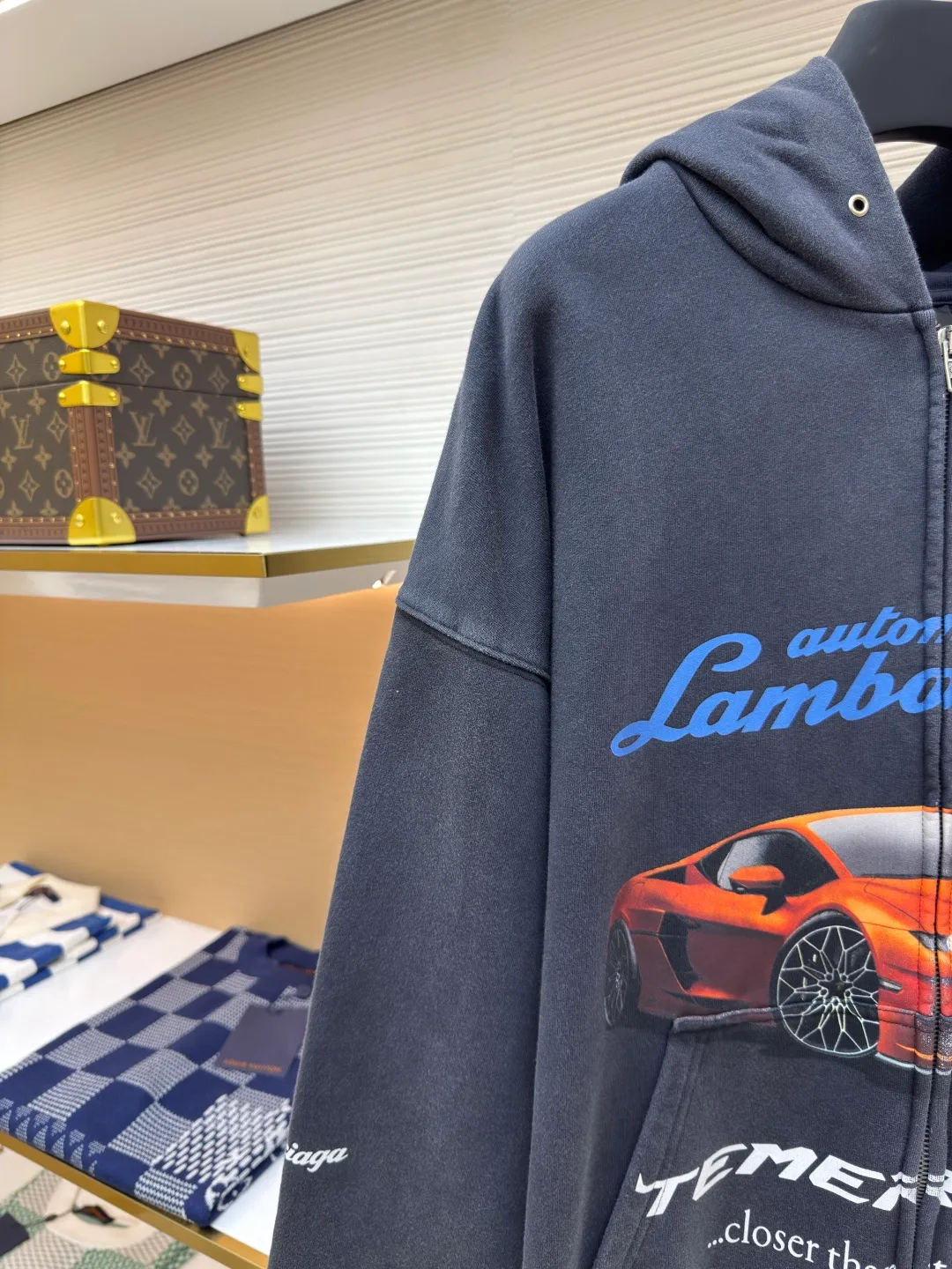 Balenciaga Lambo zipper guard ●Authentic product: purchased and developed for 11000 ●Item number: 1680057-B90 ●Fabric: Thickened terry sweatshirt fabric ●Technology: Printed and washed ●Version: Loose version ●Weight: about 1050 grams ●Size: XS-S-M-L ●Description: The fabric is made of 32-count thickened terry sweatshirt fabric with a weight of 460g and matching 1X1 combed cotton double yarn thread of 420g. The printing adopts the elliptical machine direct injection process, infrared left and right positioning without error, 7 sets of cutting pieces are positioned, the left and right pieces and pockets are hand-aligned and spliced ​​by masters with more than ten years of experience, the error does not exceed 0.03, the double-headed antique Qiang color double-headed zipper is custom-made, and the finished clothes are washed and aged until they become lint-free, making them soft and comfortable. Specific three-label washable hangtag. The overall wiring is straight and delicate, the fabric is comfortable and soft, and the color is consistent without color difference. It can be matched with the same style to create a fashionable look and control various occasions. Customized accessories, complete with three standards, same style for men and women!