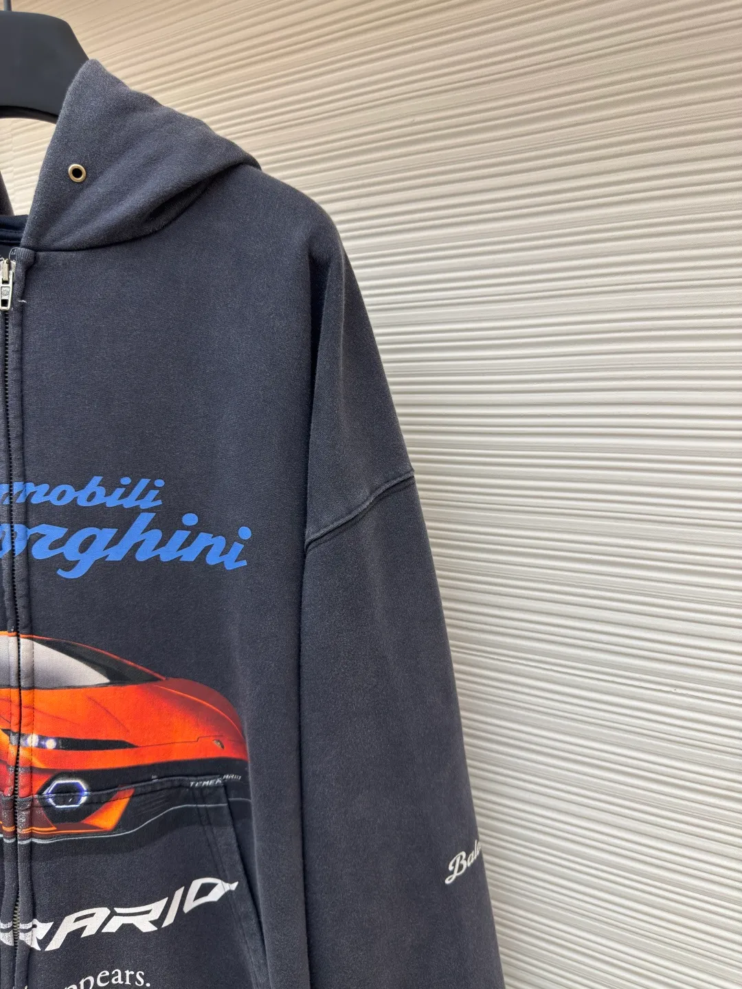 Balenciaga Lambo zipper guard ●Authentic product: purchased and developed for 11000 ●Item number: 1680057-B90 ●Fabric: Thickened terry sweatshirt fabric ●Technology: Printed and washed ●Version: Loose version ●Weight: about 1050 grams ●Size: XS-S-M-L ●Description: The fabric is made of 32-count thickened terry sweatshirt fabric with a weight of 460g and matching 1X1 combed cotton double yarn thread of 420g. The printing adopts the elliptical machine direct injection process, infrared left and right positioning without error, 7 sets of cutting pieces are positioned, the left and right pieces and pockets are hand-aligned and spliced ​​by masters with more than ten years of experience, the error does not exceed 0.03, the double-headed antique Qiang color double-headed zipper is custom-made, and the finished clothes are washed and aged until they become lint-free, making them soft and comfortable. Specific three-label washable hangtag. The overall wiring is straight and delicate, the fabric is comfortable and soft, and the color is consistent without color difference. It can be matched with the same style to create a fashionable look and control various occasions. Customized accessories, complete with three standards, same style for men and women!