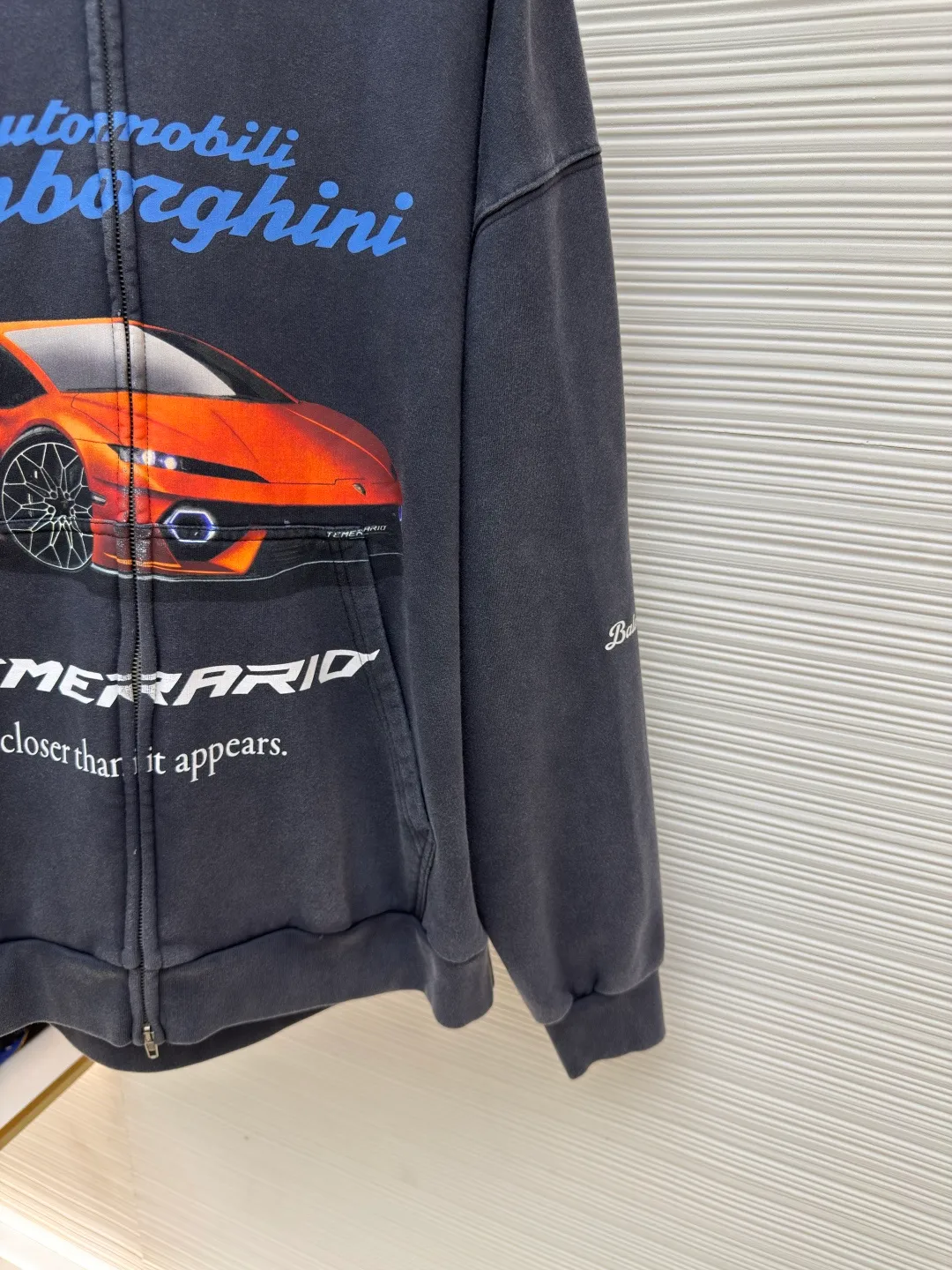 Balenciaga Lambo zipper guard ●Authentic product: purchased and developed for 11000 ●Item number: 1680057-B90 ●Fabric: Thickened terry sweatshirt fabric ●Technology: Printed and washed ●Version: Loose version ●Weight: about 1050 grams ●Size: XS-S-M-L ●Description: The fabric is made of 32-count thickened terry sweatshirt fabric with a weight of 460g and matching 1X1 combed cotton double yarn thread of 420g. The printing adopts the elliptical machine direct injection process, infrared left and right positioning without error, 7 sets of cutting pieces are positioned, the left and right pieces and pockets are hand-aligned and spliced ​​by masters with more than ten years of experience, the error does not exceed 0.03, the double-headed antique Qiang color double-headed zipper is custom-made, and the finished clothes are washed and aged until they become lint-free, making them soft and comfortable. Specific three-label washable hangtag. The overall wiring is straight and delicate, the fabric is comfortable and soft, and the color is consistent without color difference. It can be matched with the same style to create a fashionable look and control various occasions. Customized accessories, complete with three standards, same style for men and women!