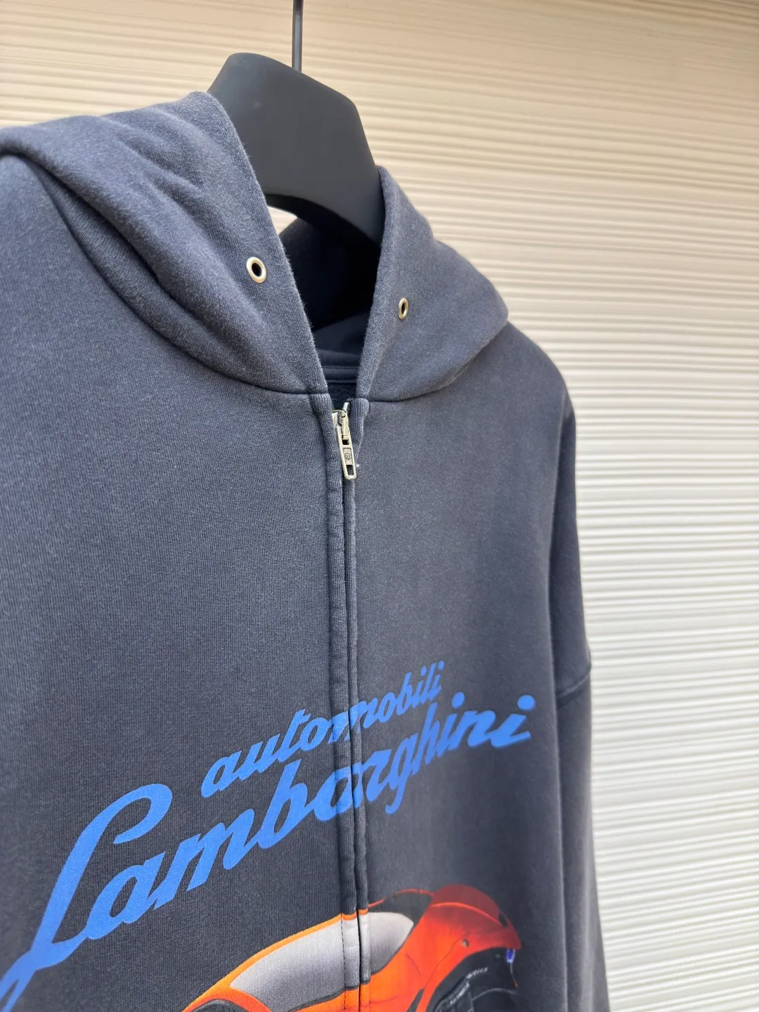 Balenciaga Lambo zipper guard ●Authentic product: purchased and developed for 11000 ●Item number: 1680057-B90 ●Fabric: Thickened terry sweatshirt fabric ●Technology: Printed and washed ●Version: Loose version ●Weight: about 1050 grams ●Size: XS-S-M-L ●Description: The fabric is made of 32-count thickened terry sweatshirt fabric with a weight of 460g and matching 1X1 combed cotton double yarn thread of 420g. The printing adopts the elliptical machine direct injection process, infrared left and right positioning without error, 7 sets of cutting pieces are positioned, the left and right pieces and pockets are hand-aligned and spliced ​​by masters with more than ten years of experience, the error does not exceed 0.03, the double-headed antique Qiang color double-headed zipper is custom-made, and the finished clothes are washed and aged until they become lint-free, making them soft and comfortable. Specific three-label washable hangtag. The overall wiring is straight and delicate, the fabric is comfortable and soft, and the color is consistent without color difference. It can be matched with the same style to create a fashionable look and control various occasions. Customized accessories, complete with three standards, same style for men and women!