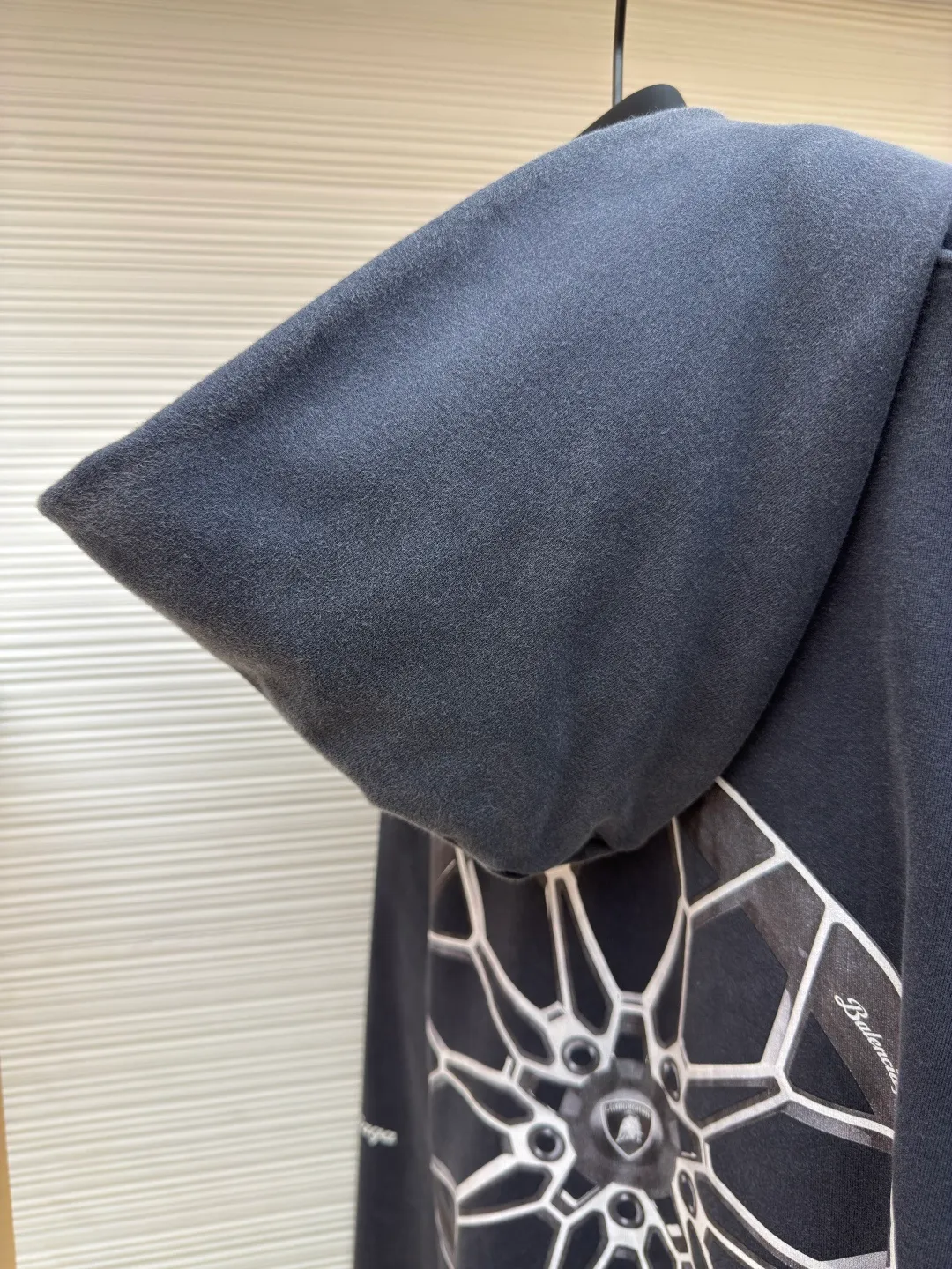 Balenciaga Lambo zipper guard ●Authentic product: purchased and developed for 11000 ●Item number: 1680057-B90 ●Fabric: Thickened terry sweatshirt fabric ●Technology: Printed and washed ●Version: Loose version ●Weight: about 1050 grams ●Size: XS-S-M-L ●Description: The fabric is made of 32-count thickened terry sweatshirt fabric with a weight of 460g and matching 1X1 combed cotton double yarn thread of 420g. The printing adopts the elliptical machine direct injection process, infrared left and right positioning without error, 7 sets of cutting pieces are positioned, the left and right pieces and pockets are hand-aligned and spliced ​​by masters with more than ten years of experience, the error does not exceed 0.03, the double-headed antique Qiang color double-headed zipper is custom-made, and the finished clothes are washed and aged until they become lint-free, making them soft and comfortable. Specific three-label washable hangtag. The overall wiring is straight and delicate, the fabric is comfortable and soft, and the color is consistent without color difference. It can be matched with the same style to create a fashionable look and control various occasions. Customized accessories, complete with three standards, same style for men and women!
