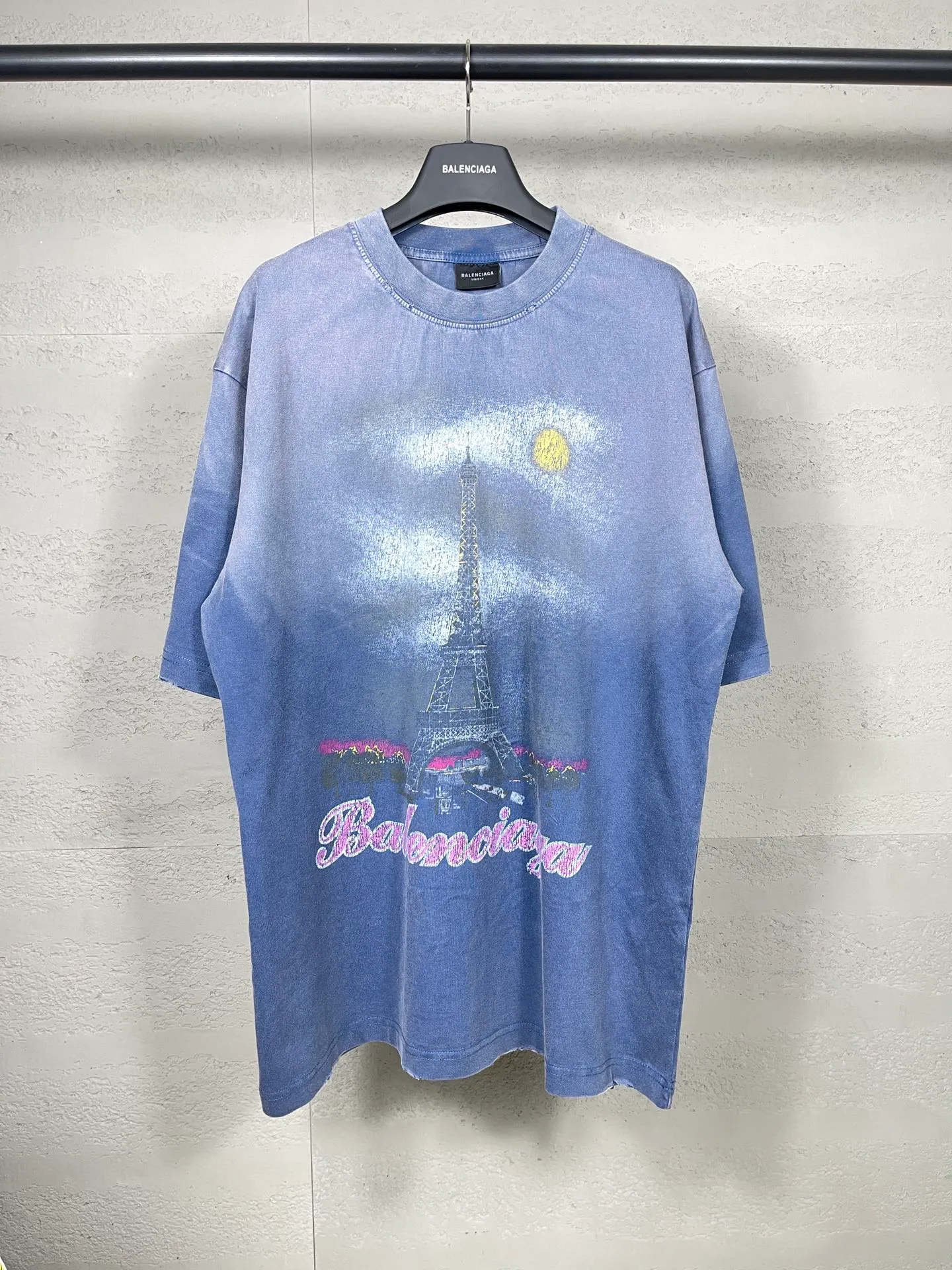 🅿️210 Real photos [Top version. Official website quality] BALENCI*GA/Paris. 2024 latest Paris Eiffel Tower inkjet gradient color printed washed and distressed short-sleeved T-shirt. Overweight craftsmanship, brick cabinet synchronization. ⚠️Distinguish market currency, genuine product development, welcome to compare! The weight is 260 grams, ground. The hand-painting is consistent with ZP, and the printing uses Kornit digital direct printing. The garments are washed and worn. The whole piece is designed with extra heavy craftsmanship. Comparisons welcome. The version adopts OS loose shoulder style. Same style for men and women. Code: BL223333 Color: pink, washed blue (the process of washing blue is different, and the price is also different) Size: XS to L