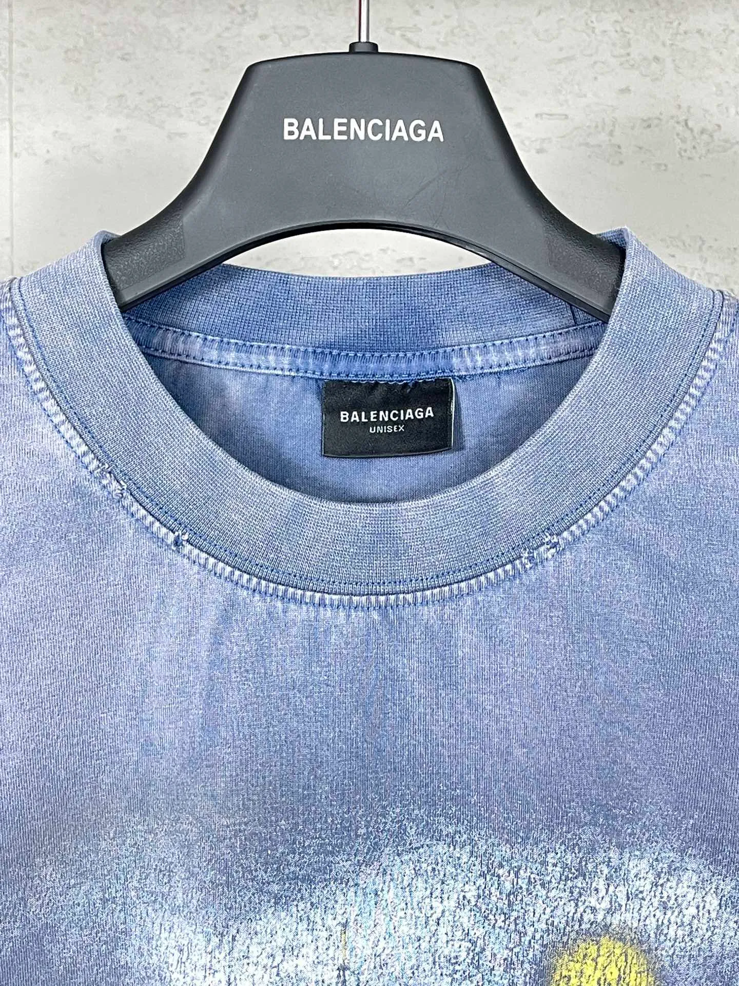 🅿️210 Real photos [Top version. Official website quality] BALENCI*GA/Paris. 2024 latest Paris Eiffel Tower inkjet gradient color printed washed and distressed short-sleeved T-shirt. Overweight craftsmanship, brick cabinet synchronization. ⚠️Distinguish market currency, genuine product development, welcome to compare! The weight is 260 grams, ground. The hand-painting is consistent with ZP, and the printing uses Kornit digital direct printing. The garments are washed and worn. The whole piece is designed with extra heavy craftsmanship. Comparisons welcome. The version adopts OS loose shoulder style. Same style for men and women. Code: BL223333 Color: pink, washed blue (the process of washing blue is different, and the price is also different) Size: XS to L