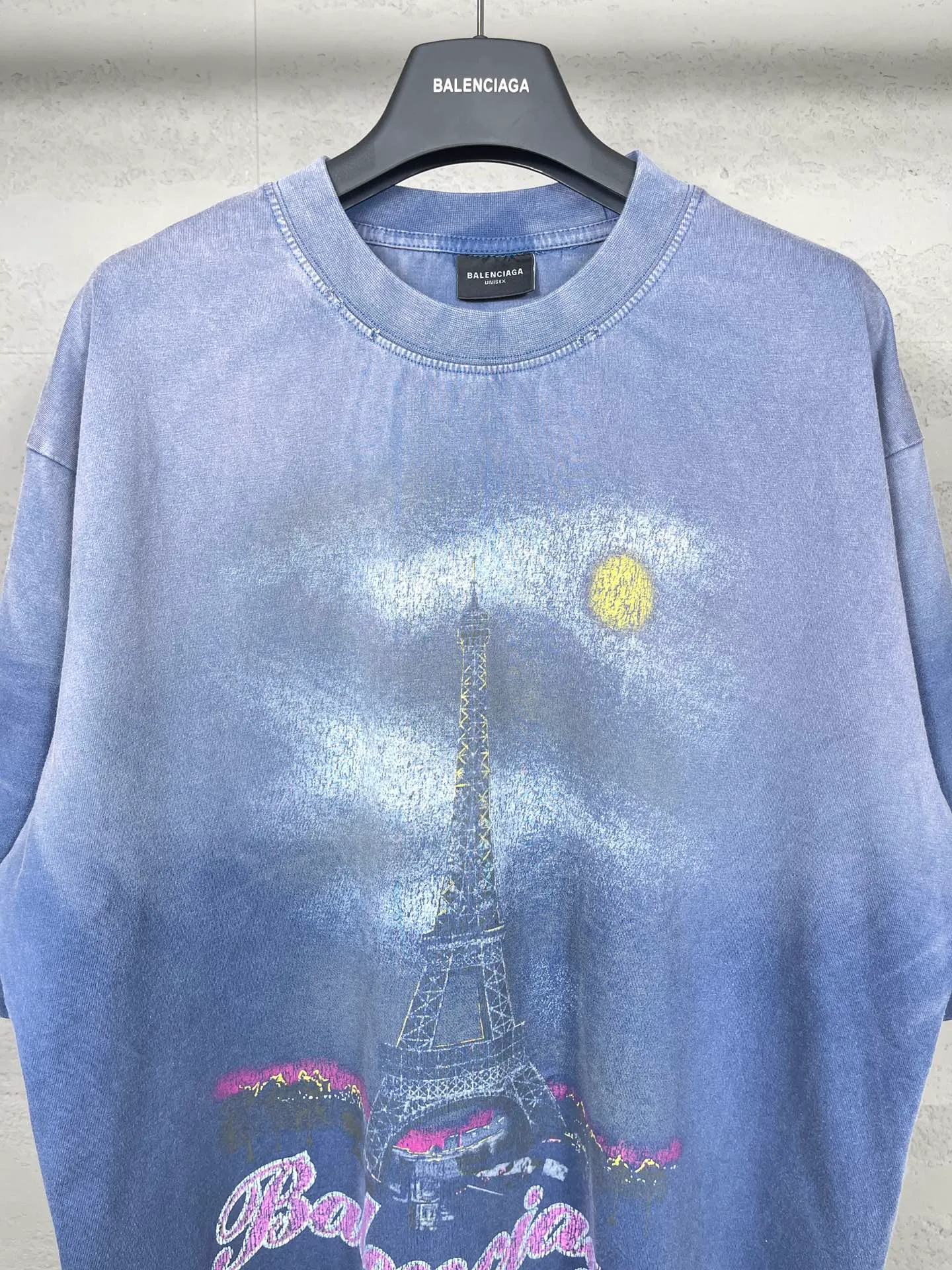 🅿️210 Real photos [Top version. Official website quality] BALENCI*GA/Paris. 2024 latest Paris Eiffel Tower inkjet gradient color printed washed and distressed short-sleeved T-shirt. Overweight craftsmanship, brick cabinet synchronization. ⚠️Distinguish market currency, genuine product development, welcome to compare! The weight is 260 grams, ground. The hand-painting is consistent with ZP, and the printing uses Kornit digital direct printing. The garments are washed and worn. The whole piece is designed with extra heavy craftsmanship. Comparisons welcome. The version adopts OS loose shoulder style. Same style for men and women. Code: BL223333 Color: pink, washed blue (the process of washing blue is different, and the price is also different) Size: XS to L