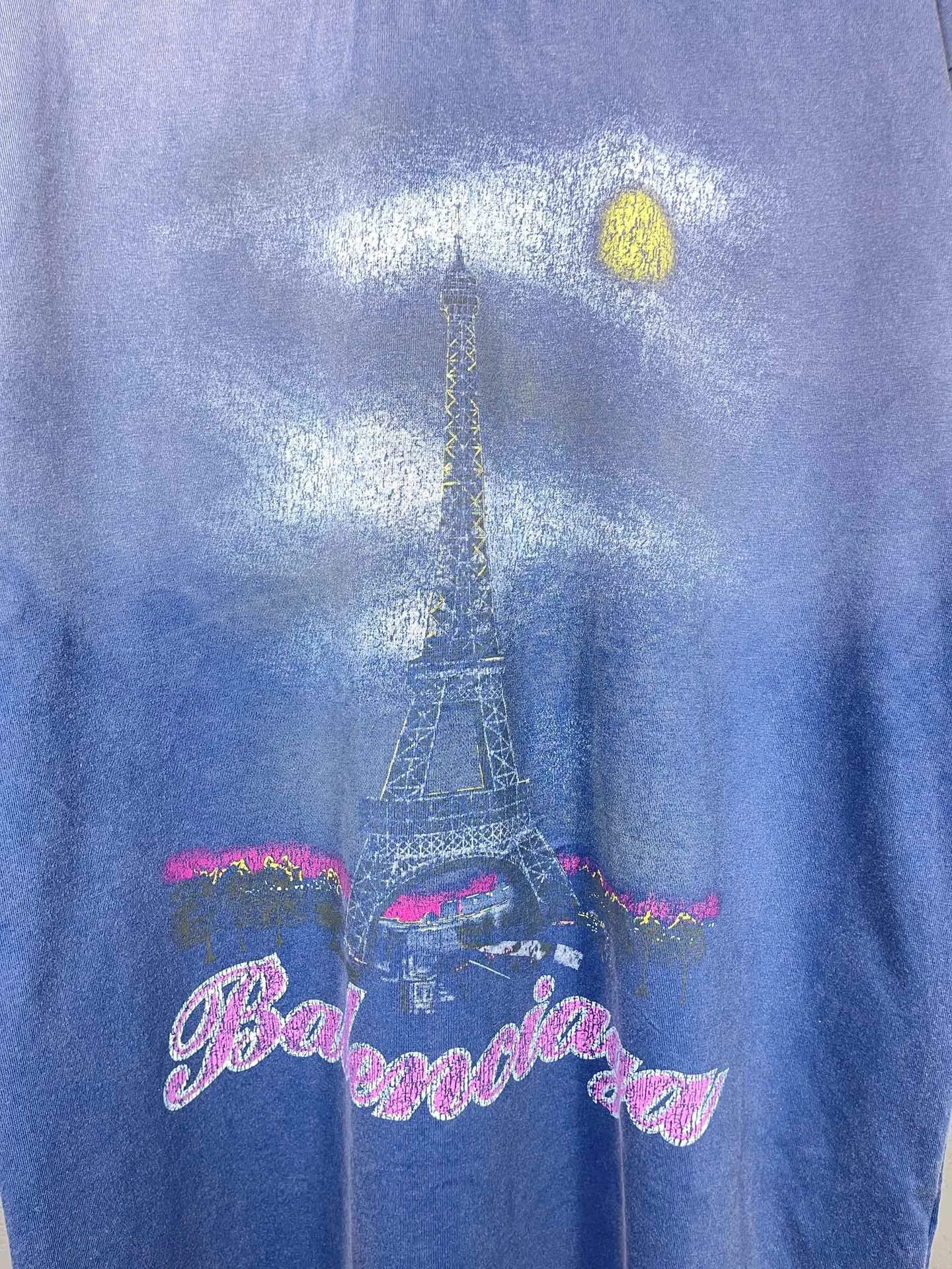 🅿️210 Real photos [Top version. Official website quality] BALENCI*GA/Paris. 2024 latest Paris Eiffel Tower inkjet gradient color printed washed and distressed short-sleeved T-shirt. Overweight craftsmanship, brick cabinet synchronization. ⚠️Distinguish market currency, genuine product development, welcome to compare! The weight is 260 grams, ground. The hand-painting is consistent with ZP, and the printing uses Kornit digital direct printing. The garments are washed and worn. The whole piece is designed with extra heavy craftsmanship. Comparisons welcome. The version adopts OS loose shoulder style. Same style for men and women. Code: BL223333 Color: pink, washed blue (the process of washing blue is different, and the price is also different) Size: XS to L