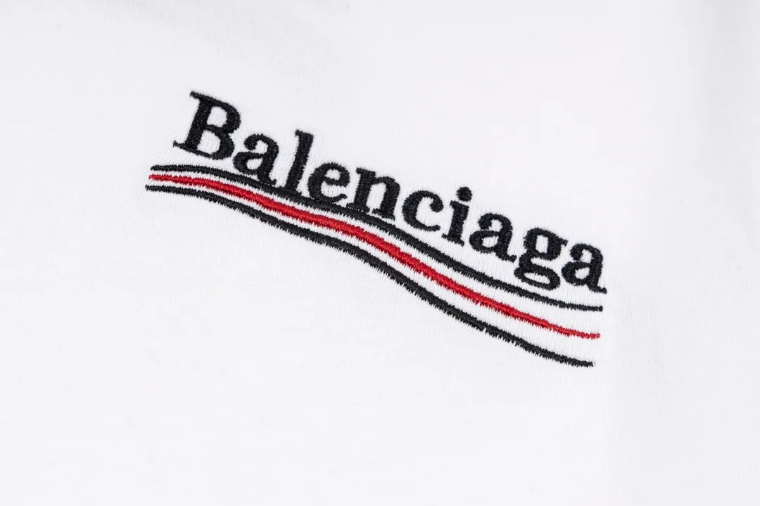 🅿️166 Detailed picture [Top version. Official website quality] BALENCI*GA/Paris#Classic.Coke embroidered short-sleeved T-shirt# The fabric is made of Paris ZP custom-woven and dyed cotton double yarn. Weighing 260 grams, the cloth surface is clean. The cloth pattern is clear, soft and comfortable. The threads are dyed with no color difference. The classic pattern embroidery uses an imported embroidery machine, and the embroidery thread color is embroidered according to the original color. It is produced according to the pictures in the special market. The letters are clear. The three-dimensional effect is strong. The version adopts the OS loose shoulder version. The same style for men and women. Coding: BL223028 Color: black. White. Dark gray. Brown. Light green. Purple. Off-white. Size: XS S M L