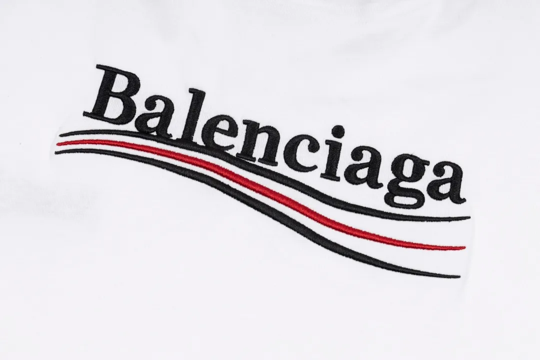 🅿️166 Detailed picture [Top version. Official website quality] BALENCI*GA/Paris#Classic.Coke embroidered short-sleeved T-shirt# The fabric is made of Paris ZP custom-woven and dyed cotton double yarn. Weighing 260 grams, the cloth surface is clean. The cloth pattern is clear, soft and comfortable. The threads are dyed with no color difference. The classic pattern embroidery uses an imported embroidery machine, and the embroidery thread color is embroidered according to the original color. It is produced according to the pictures in the special market. The letters are clear. The three-dimensional effect is strong. The version adopts the OS loose shoulder version. The same style for men and women. Coding: BL223028 Color: black. White. Dark gray. Brown. Light green. Purple. Off-white. Size: XS S M L