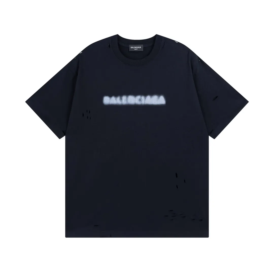 🅿️174 Detailed photos [Top version. Official website quality] BALENCI*GA/Paris. Blurred LOGO washed and worn short-sleeved T-shirt. Brick cabinet synchronization. The fabric is made of Paris ZP custom-woven and dyed 100% cotton double yarn compact cotton. The weight is 260 grams, the cloth surface is clean. The cloth pattern is clear, soft and comfortable. The threads are dyed with no color difference. The classic pattern printing uses Kornit digital direct printing. The ready-made clothes are washed and distressed, and the brick cabinets are restored. The whole piece of clothing is extremely complex in craftsmanship. Different market currency, welcome to compare, the version adopts OS loose shoulder version. Same style for men and women Coding: BL223038 Color: Black. White. High-grade gray Size: XS S M L