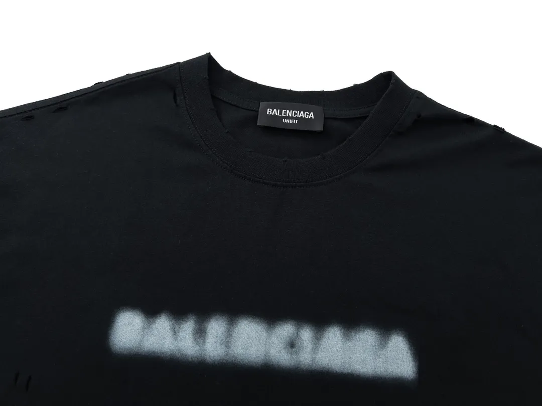 🅿️174 Detailed photos [Top version. Official website quality] BALENCI*GA/Paris. Blurred LOGO washed and worn short-sleeved T-shirt. Brick cabinet synchronization. The fabric is made of Paris ZP custom-woven and dyed 100% cotton double yarn compact cotton. The weight is 260 grams, the cloth surface is clean. The cloth pattern is clear, soft and comfortable. The threads are dyed with no color difference. The classic pattern printing uses Kornit digital direct printing. The ready-made clothes are washed and distressed, and the brick cabinets are restored. The whole piece of clothing is extremely complex in craftsmanship. Different market currency, welcome to compare, the version adopts OS loose shoulder version. Same style for men and women Coding: BL223038 Color: Black. White. High-grade gray Size: XS S M L