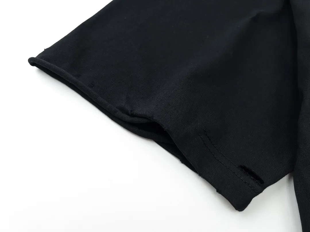 🅿️174 Detailed photos [Top version. Official website quality] BALENCI*GA/Paris. Blurred LOGO washed and worn short-sleeved T-shirt. Brick cabinet synchronization. The fabric is made of Paris ZP custom-woven and dyed 100% cotton double yarn compact cotton. The weight is 260 grams, the cloth surface is clean. The cloth pattern is clear, soft and comfortable. The threads are dyed with no color difference. The classic pattern printing uses Kornit digital direct printing. The ready-made clothes are washed and distressed, and the brick cabinets are restored. The whole piece of clothing is extremely complex in craftsmanship. Different market currency, welcome to compare, the version adopts OS loose shoulder version. Same style for men and women Coding: BL223038 Color: Black. White. High-grade gray Size: XS S M L