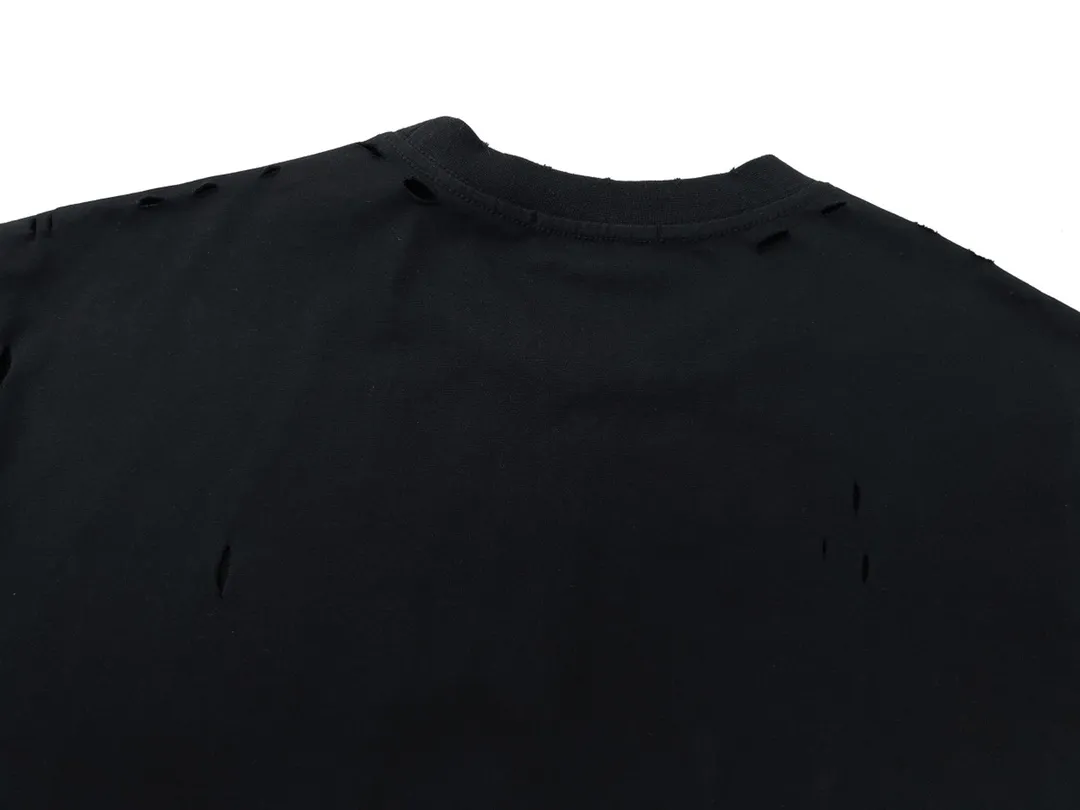 🅿️174 Detailed photos [Top version. Official website quality] BALENCI*GA/Paris. Blurred LOGO washed and worn short-sleeved T-shirt. Brick cabinet synchronization. The fabric is made of Paris ZP custom-woven and dyed 100% cotton double yarn compact cotton. The weight is 260 grams, the cloth surface is clean. The cloth pattern is clear, soft and comfortable. The threads are dyed with no color difference. The classic pattern printing uses Kornit digital direct printing. The ready-made clothes are washed and distressed, and the brick cabinets are restored. The whole piece of clothing is extremely complex in craftsmanship. Different market currency, welcome to compare, the version adopts OS loose shoulder version. Same style for men and women Coding: BL223038 Color: Black. White. High-grade gray Size: XS S M L