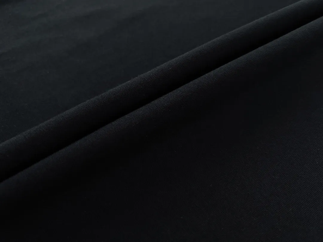 🅿️174 Detailed photos [Top version. Official website quality] BALENCI*GA/Paris. Blurred LOGO washed and worn short-sleeved T-shirt. Brick cabinet synchronization. The fabric is made of Paris ZP custom-woven and dyed 100% cotton double yarn compact cotton. The weight is 260 grams, the cloth surface is clean. The cloth pattern is clear, soft and comfortable. The threads are dyed with no color difference. The classic pattern printing uses Kornit digital direct printing. The ready-made clothes are washed and distressed, and the brick cabinets are restored. The whole piece of clothing is extremely complex in craftsmanship. Different market currency, welcome to compare, the version adopts OS loose shoulder version. Same style for men and women Coding: BL223038 Color: Black. White. High-grade gray Size: XS S M L