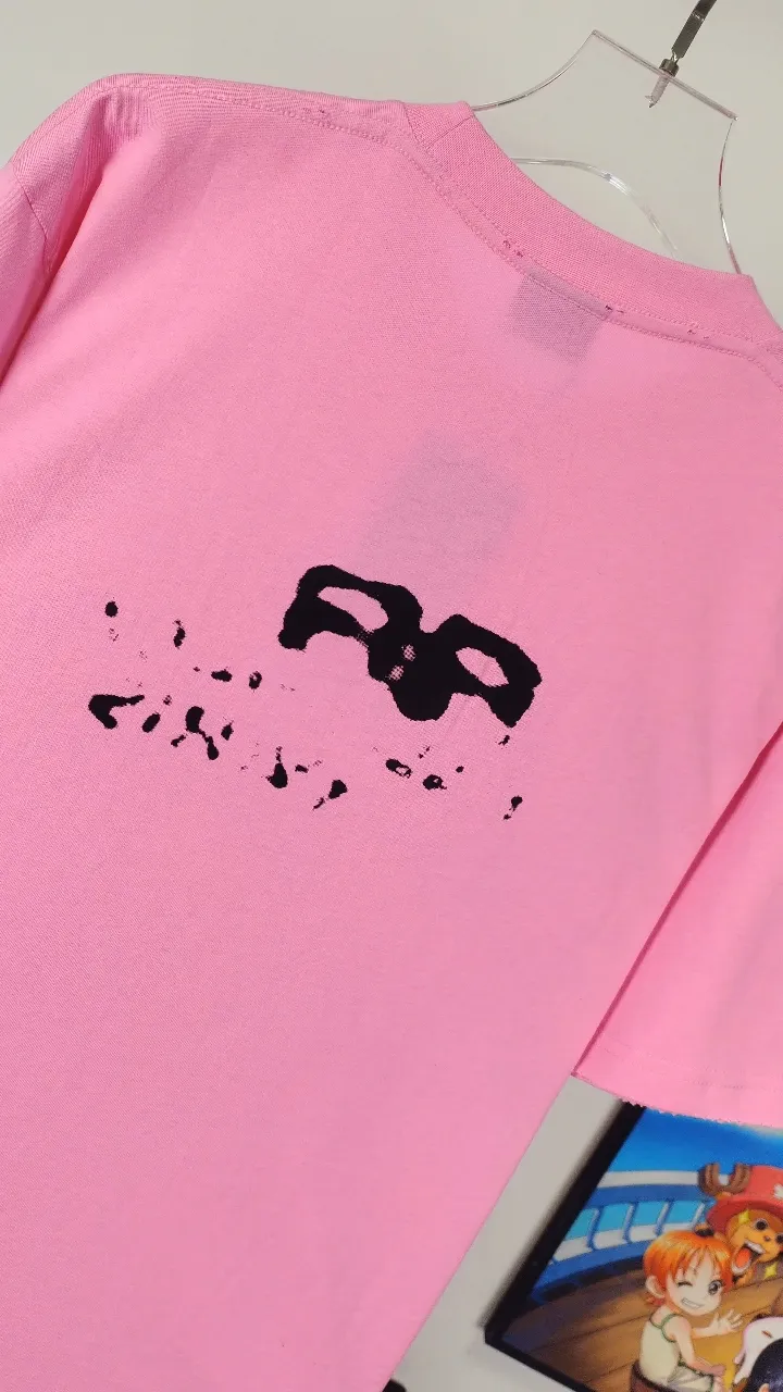 Real shot video on the back————The top tested version of BALENCIAGA 23SS with graffiti letters for men and women couple stars in the same style pure cotton loose short-sleeved T-shirt. Super iconic colorful brand logo printed pattern. It is fresh and comfortable to match with sports shoes. Suitable for shopping and dating. When layered with bottoms, it will look like a blogger. Low-key and tasteful. Original fabric 280G, double-ply double yarn pure cotton fabric! Threads are custom-woven and dyed, no color difference, no pressure in and out of the counter, through-the-shoulder strapping process, increased washing life of clothes, no deformation, high-version digital printing process, no fading, bright colors, the same style as Internet celebrity stars, regardless of age, body shape, gender, super eye-catching, extremely fashionable, very comfortable to the touch, super texture, fashionable and individual, super versatile and good-looking, a must-have, better for couples Customized collar labels are washed, 100% different from fake versions on the market!  Color: Pink White Black Charcoal Gray Size: XS-L P:260