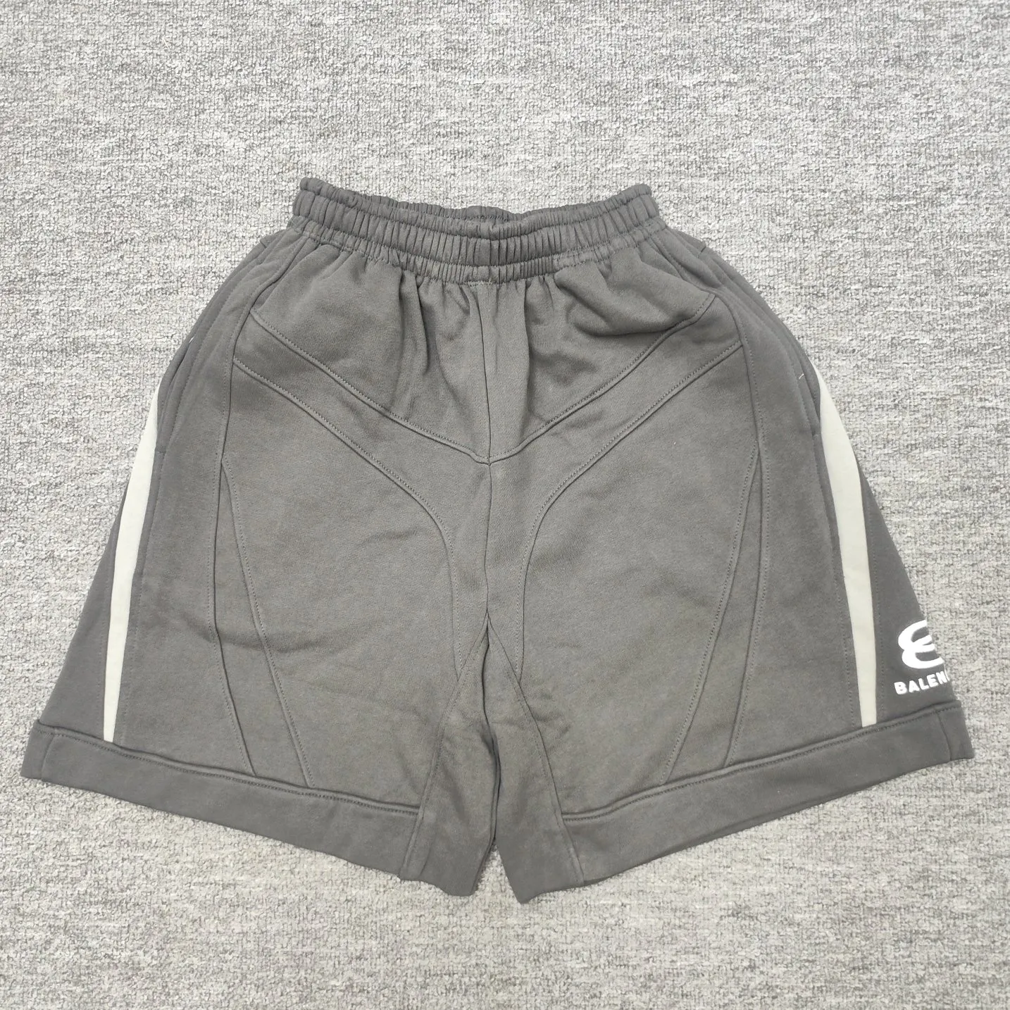 The top version of Balenciaga's new BLCG 24SS new heavy industry motorcycle style double ring embroidered splicing shorts, heavy industry motorcycle style design. The fabric is made of high-density sweatshirt fabric and weighs 400 grams after washing. It feels delicate and soft and has singeing and dust removal technology. The double-ring letter pattern is embroidered with thousands of needles imported from Tajima machines, using precision needle embroidery technology. The embroidery is very fine and dense, the letter pattern outlines the design clearly, and the garment bone hemming technology is strict and fine in workmanship to ensure seamless connection. The garments are made from green fabrics that are printed and then fried. The fabrics are dyed through stone grinding. After frying, the fabrics are slightly whitened. The color of the original fabrics is changed to show a nostalgic color with different shades of light and dark. The three-dimensional silhouette is cut and the upper body is highly recognizable. Size: XS-L Color: Gray P:340