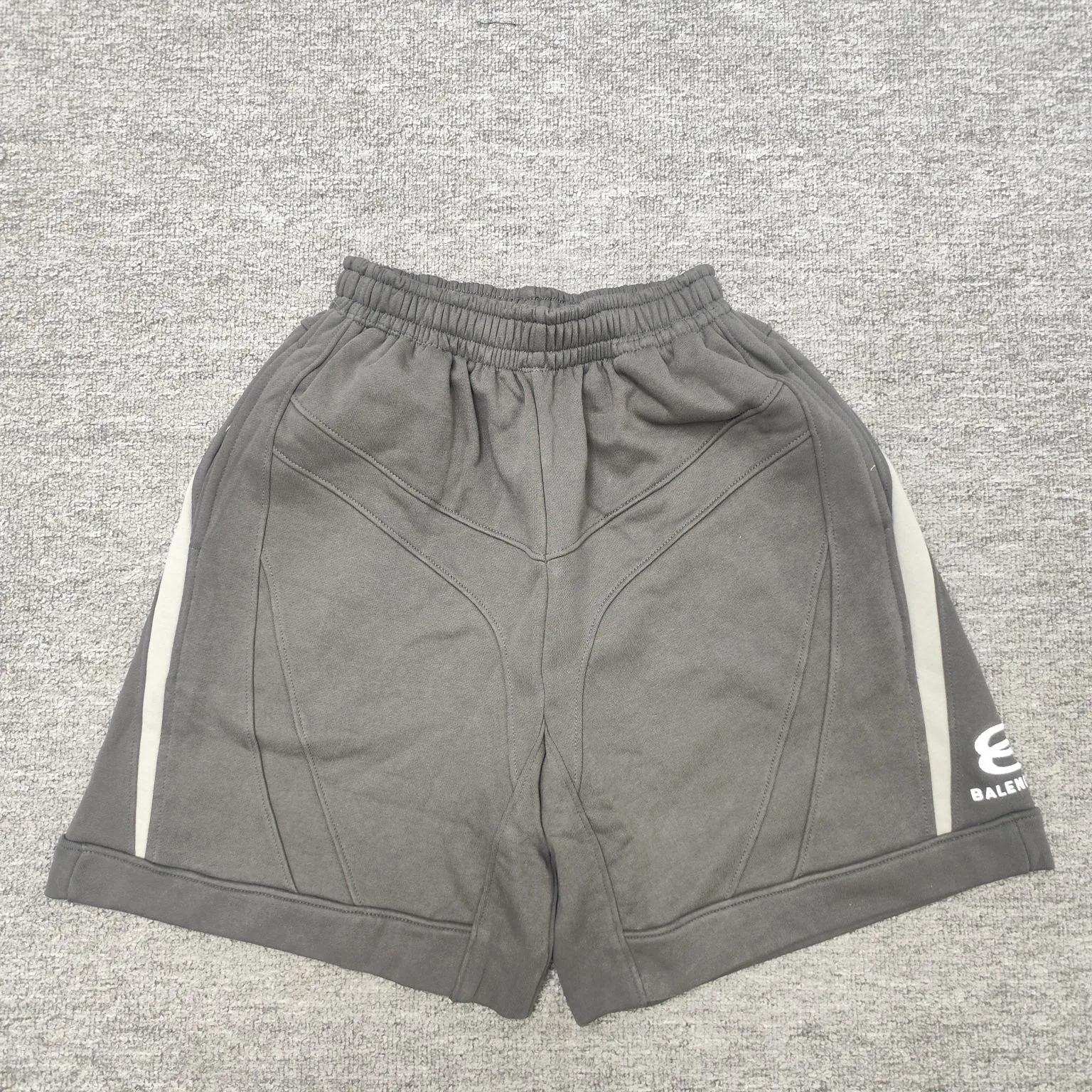 The top version of Balenciaga's new BLCG 24SS new heavy industry motorcycle style double ring embroidered splicing shorts, heavy industry motorcycle style design. The fabric is made of high-density sweatshirt fabric and weighs 400 grams after washing. It feels delicate and soft and has singeing and dust removal technology. The double-ring letter pattern is embroidered with thousands of needles imported from Tajima machines, using precision needle embroidery technology. The embroidery is very fine and dense, the letter pattern outlines the design clearly, and the garment bone hemming technology is strict and fine in workmanship to ensure seamless connection. The garments are made from green fabrics that are printed and then fried. The fabrics are dyed through stone grinding. After frying, the fabrics are slightly whitened. The color of the original fabrics is changed to show a nostalgic color with different shades of light and dark. The three-dimensional silhouette is cut and the upper body is highly recognizable. Size: XS-L Color: Gray P:340
