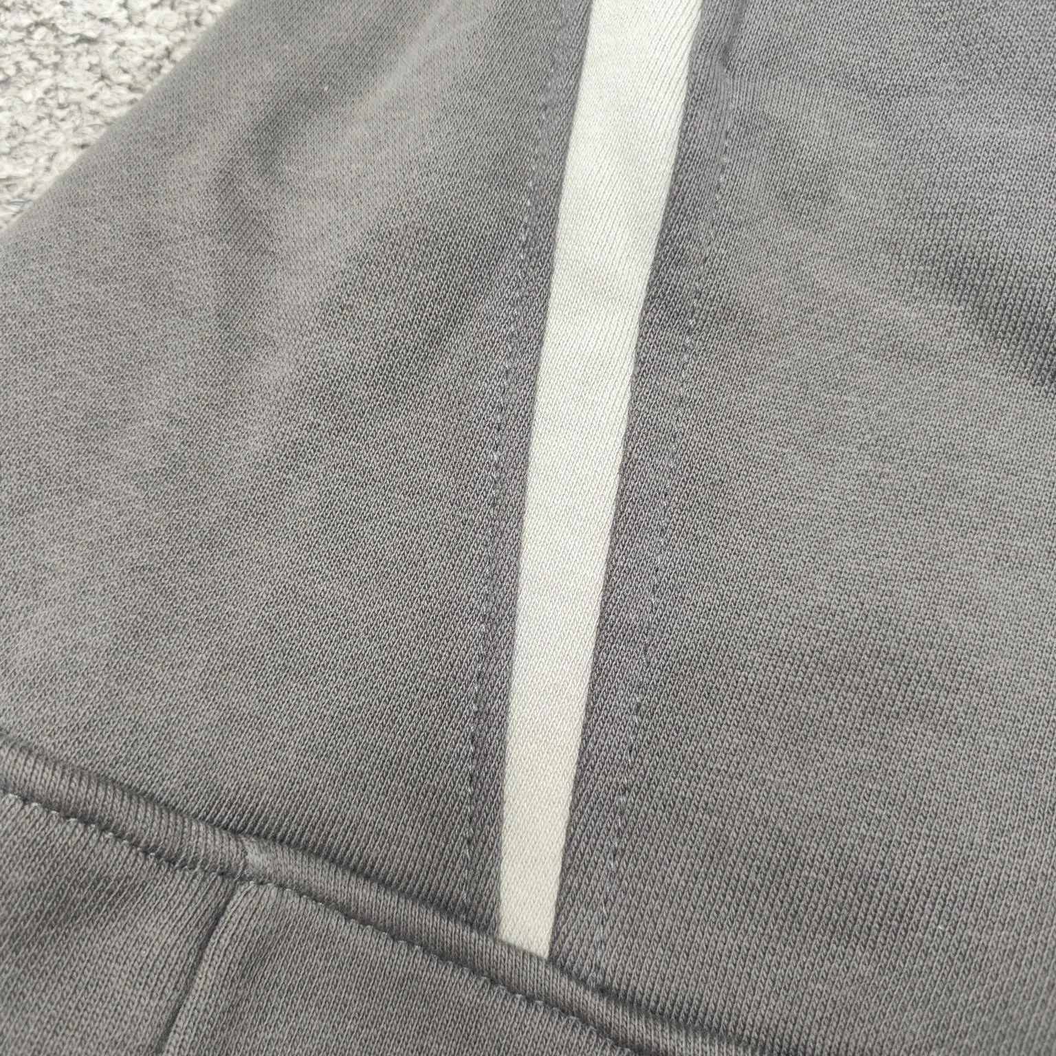 The top version of Balenciaga's new BLCG 24SS new heavy industry motorcycle style double ring embroidered splicing shorts, heavy industry motorcycle style design. The fabric is made of high-density sweatshirt fabric and weighs 400 grams after washing. It feels delicate and soft and has singeing and dust removal technology. The double-ring letter pattern is embroidered with thousands of needles imported from Tajima machines, using precision needle embroidery technology. The embroidery is very fine and dense, the letter pattern outlines the design clearly, and the garment bone hemming technology is strict and fine in workmanship to ensure seamless connection. The garments are made from green fabrics that are printed and then fried. The fabrics are dyed through stone grinding. After frying, the fabrics are slightly whitened. The color of the original fabrics is changed to show a nostalgic color with different shades of light and dark. The three-dimensional silhouette is cut and the upper body is highly recognizable. Size: XS-L Color: Gray P:340