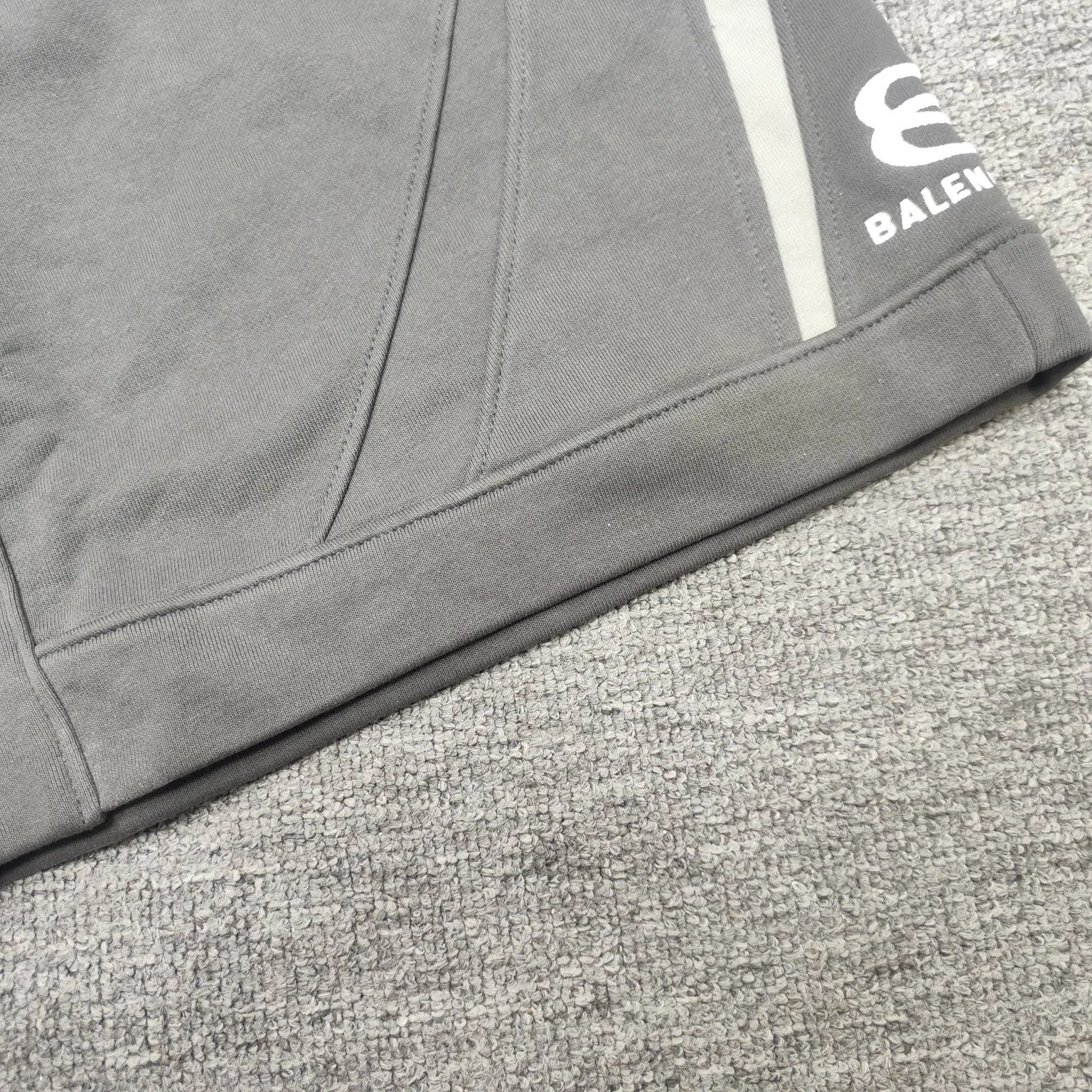 The top version of Balenciaga's new BLCG 24SS new heavy industry motorcycle style double ring embroidered splicing shorts, heavy industry motorcycle style design. The fabric is made of high-density sweatshirt fabric and weighs 400 grams after washing. It feels delicate and soft and has singeing and dust removal technology. The double-ring letter pattern is embroidered with thousands of needles imported from Tajima machines, using precision needle embroidery technology. The embroidery is very fine and dense, the letter pattern outlines the design clearly, and the garment bone hemming technology is strict and fine in workmanship to ensure seamless connection. The garments are made from green fabrics that are printed and then fried. The fabrics are dyed through stone grinding. After frying, the fabrics are slightly whitened. The color of the original fabrics is changed to show a nostalgic color with different shades of light and dark. The three-dimensional silhouette is cut and the upper body is highly recognizable. Size: XS-L Color: Gray P:340