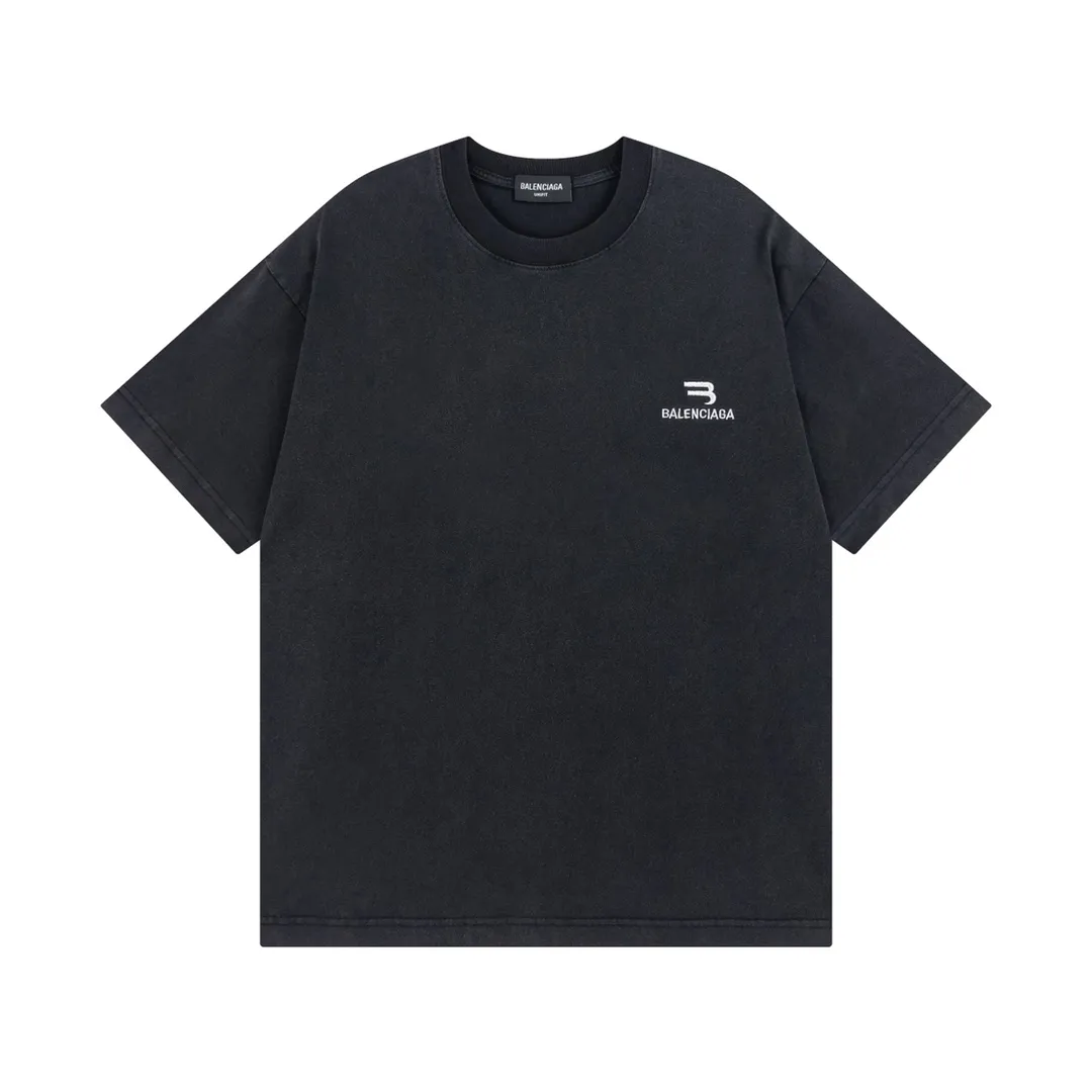🅿️170 Detailed picture [Top version. Official website quality] BALENCI*GA/Paris #half B classic LOGO embroidery washed and distressed short-sleeved T-shirt #brick cabinet synchronization. The fabric is made of Paris ZP custom-woven and dyed cotton double yarn. Weighing 260 grams, the cloth surface is clean. The cloth pattern is clear, soft and comfortable. The color fastness is good. It is not easy to change color. The threads are dyed with no color difference. The classic LOGO letter embroidery uses imported embroidery machines, and the letters are three-dimensional and full. It is produced according to the pictures in Jubie market. The finished product is washed and aged. The letters are clear. The three-dimensional effect is strong. The version adopts the OS loose shoulder design. The same style for men and women. Code: BL223069 Color: Washed black Size: XS S M L